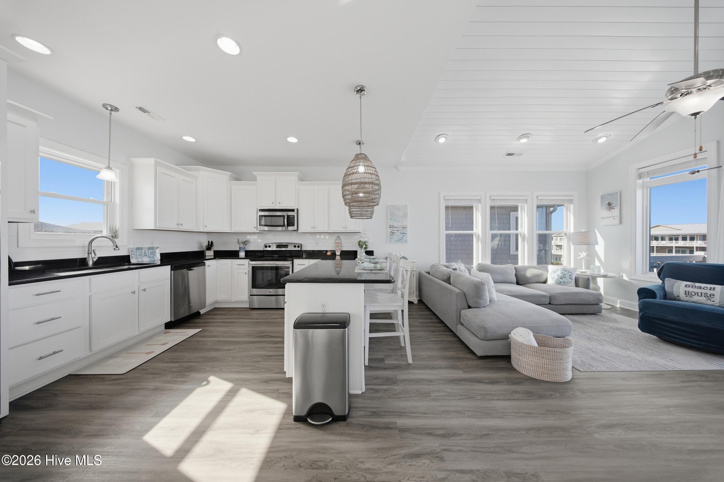 100565871 | Photo 35