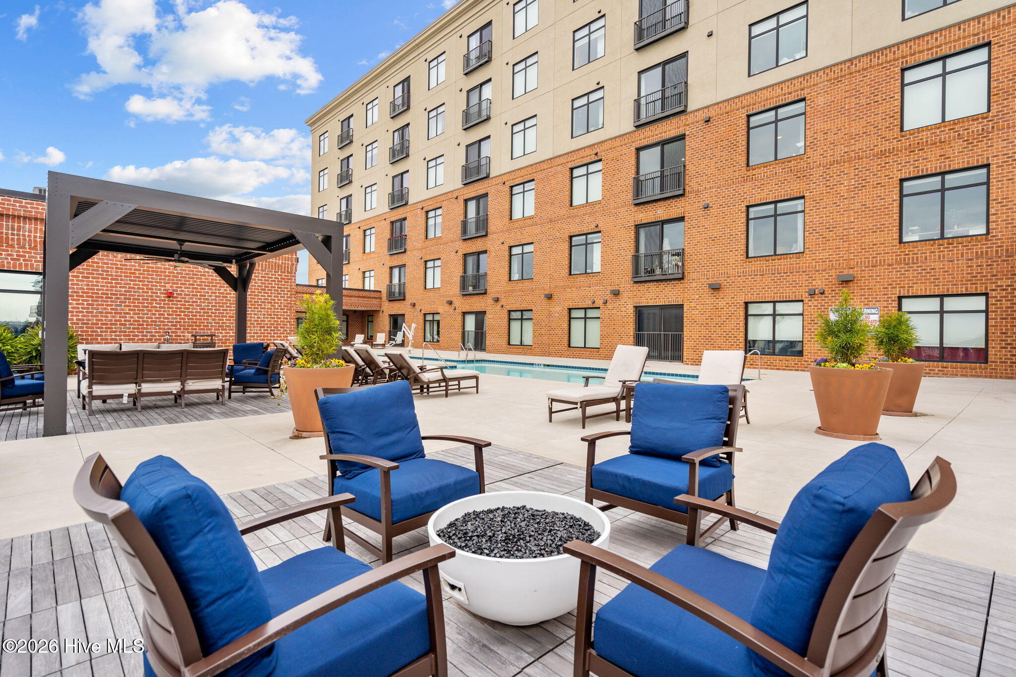 100565283 | Photo 48