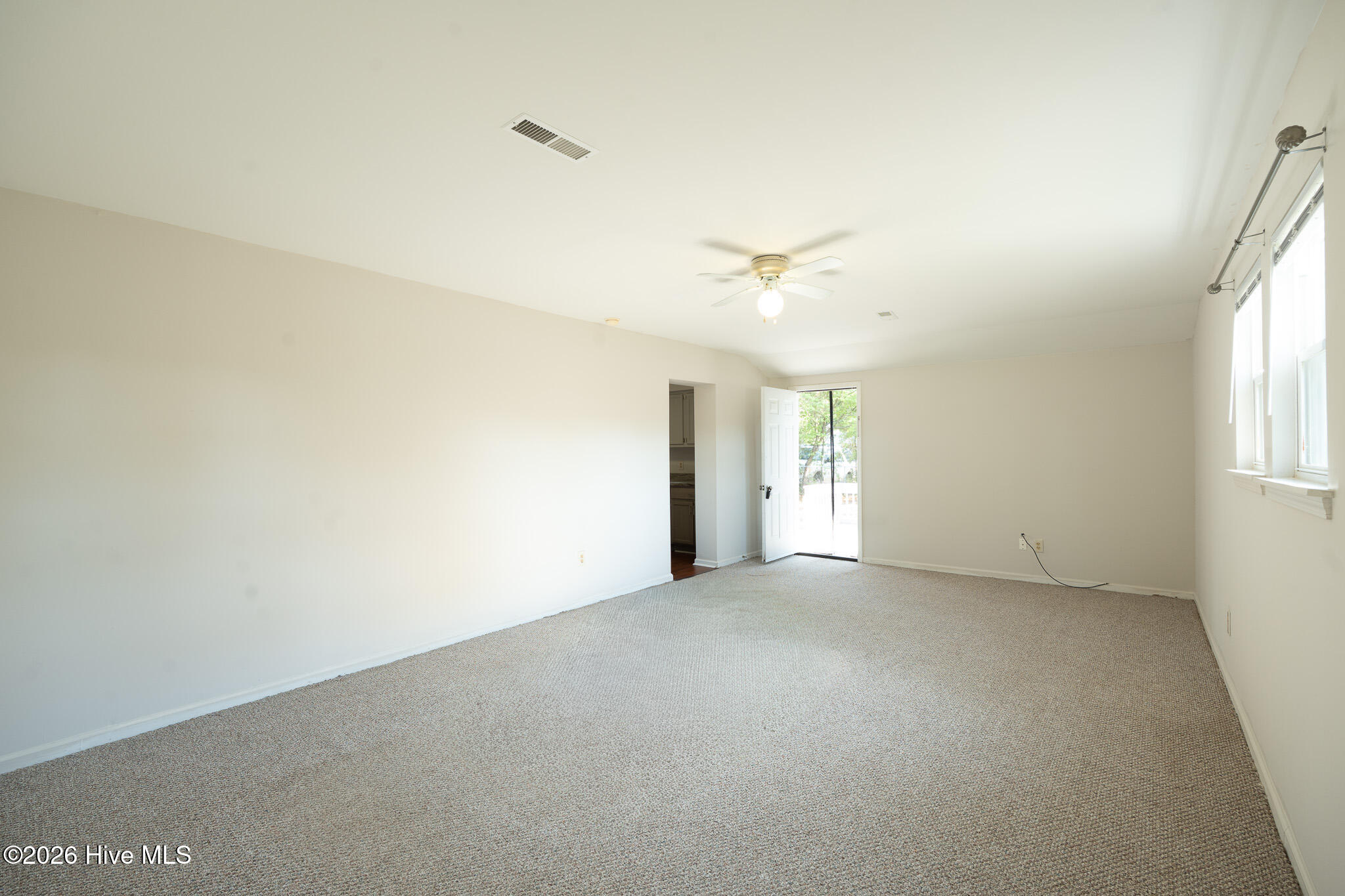 100567624 | Photo 13