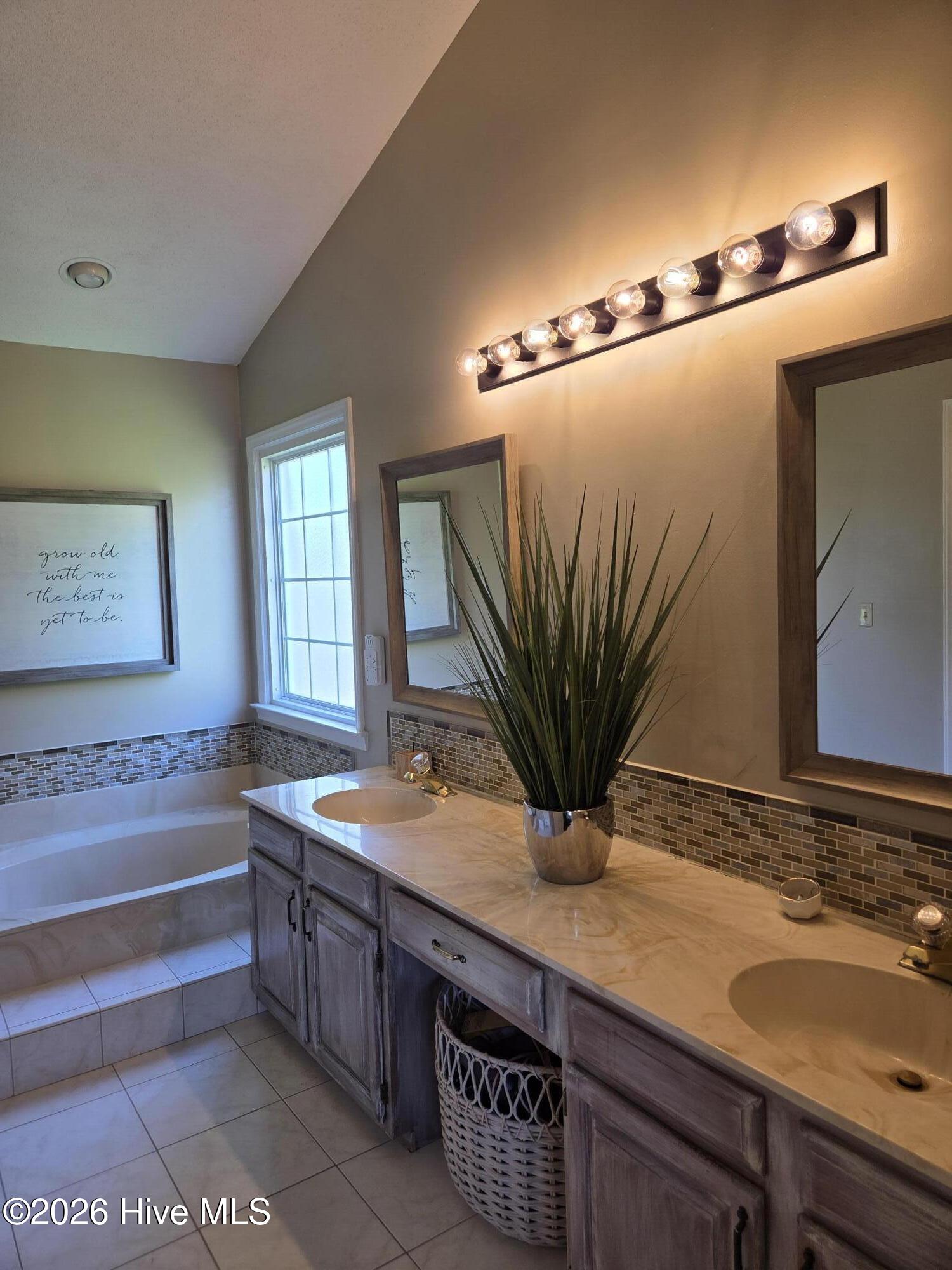 100560651 | Photo 14