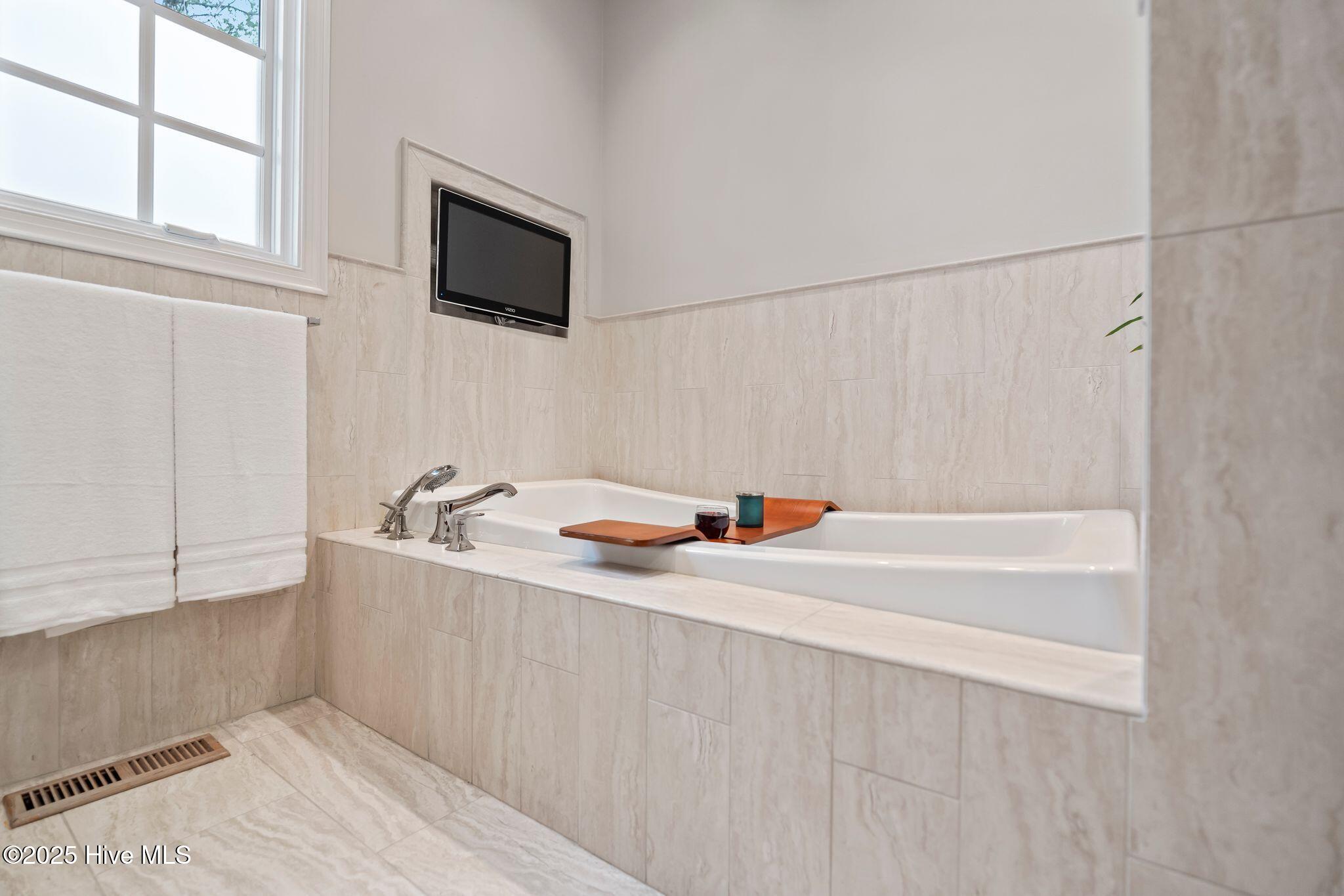 100530857 | Photo 30