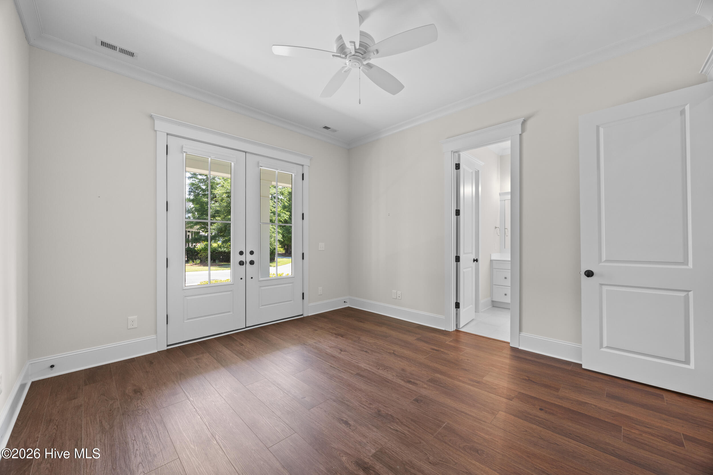 100569354 | Photo 26