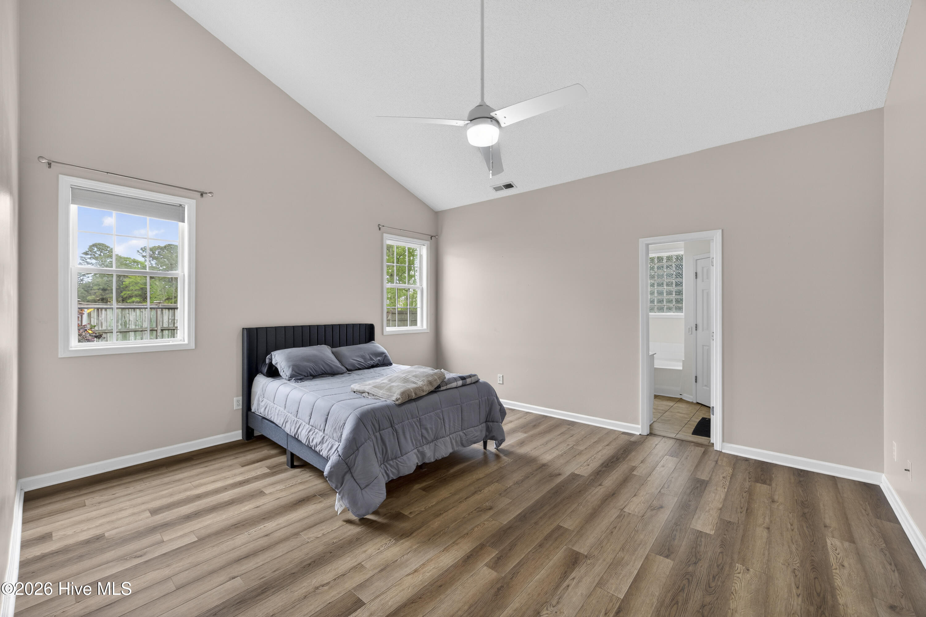 100565929 | Photo 32