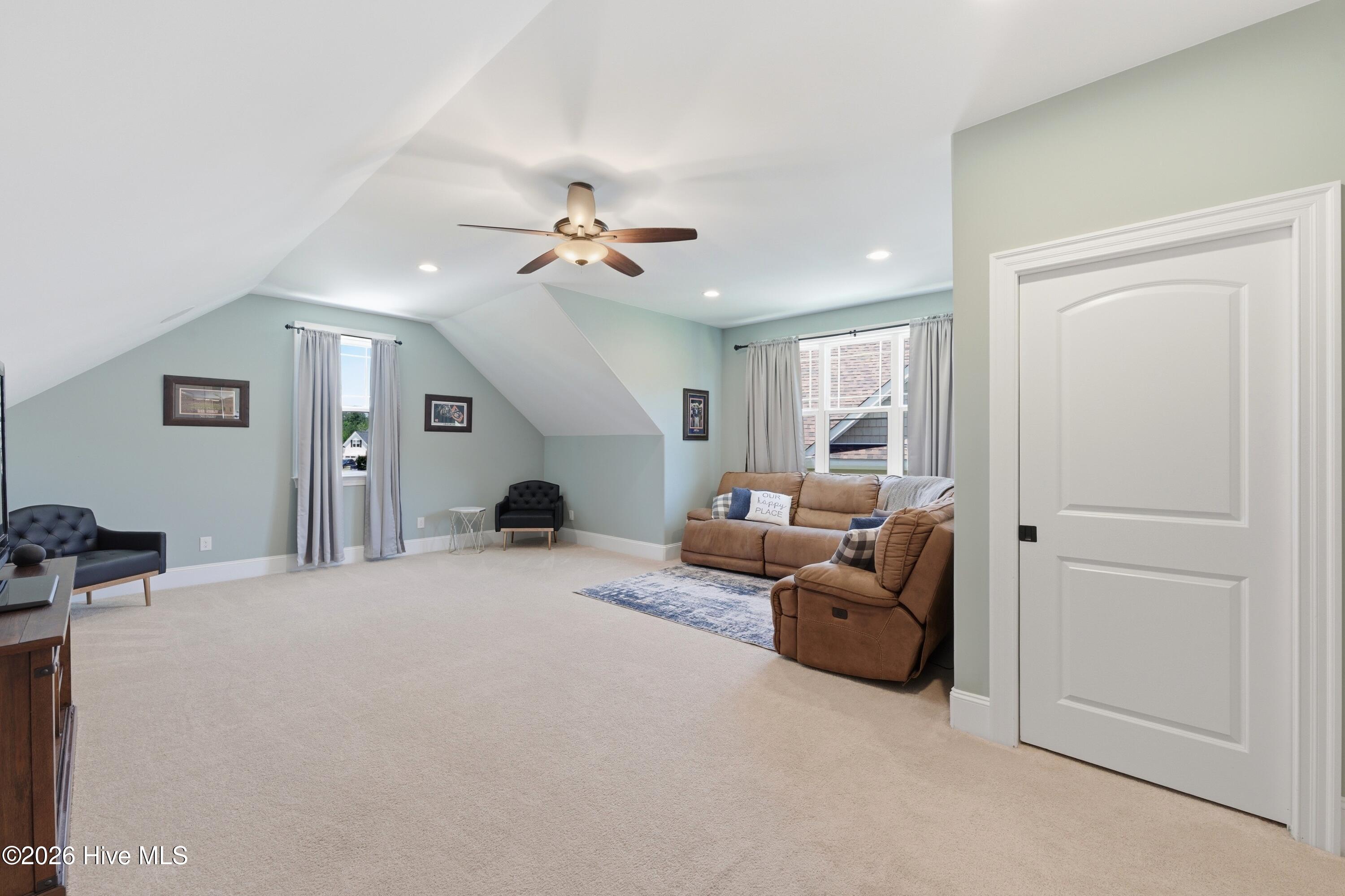 bonus room/ flex space/ entertainment room