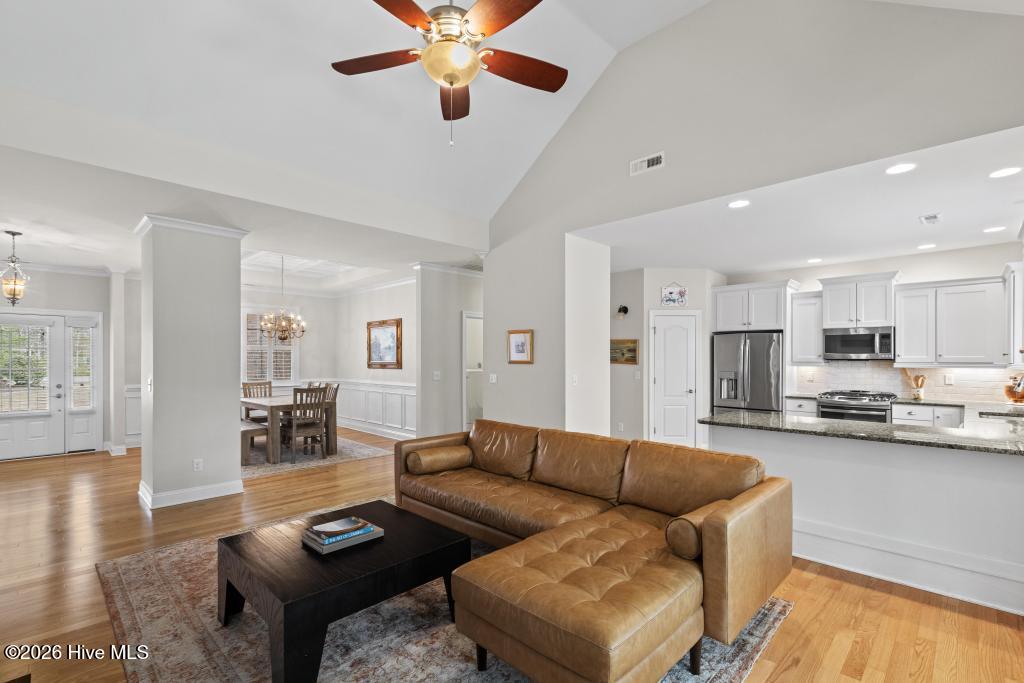 100558511 | Photo 32