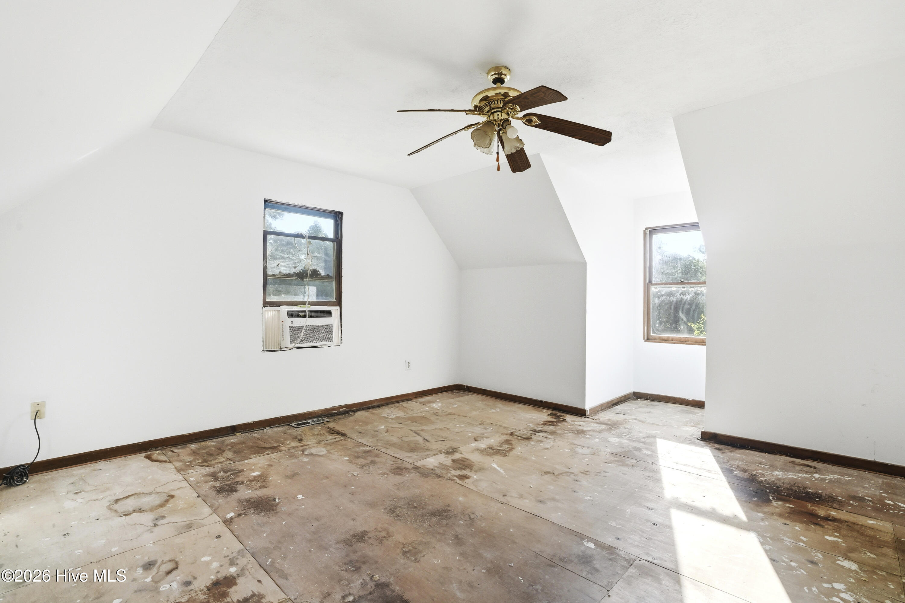 100568902 | Photo 25