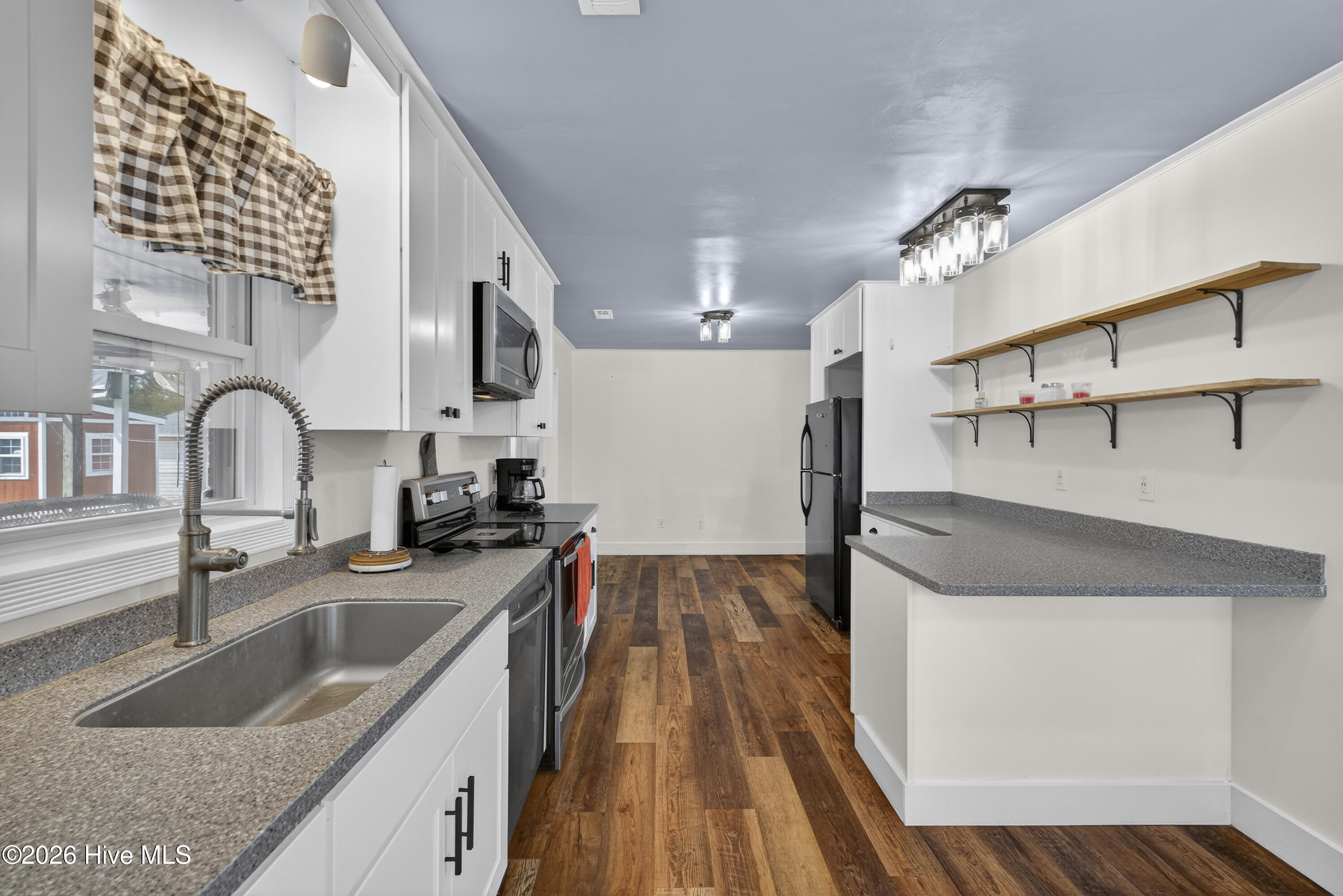 100558710 | Photo 22