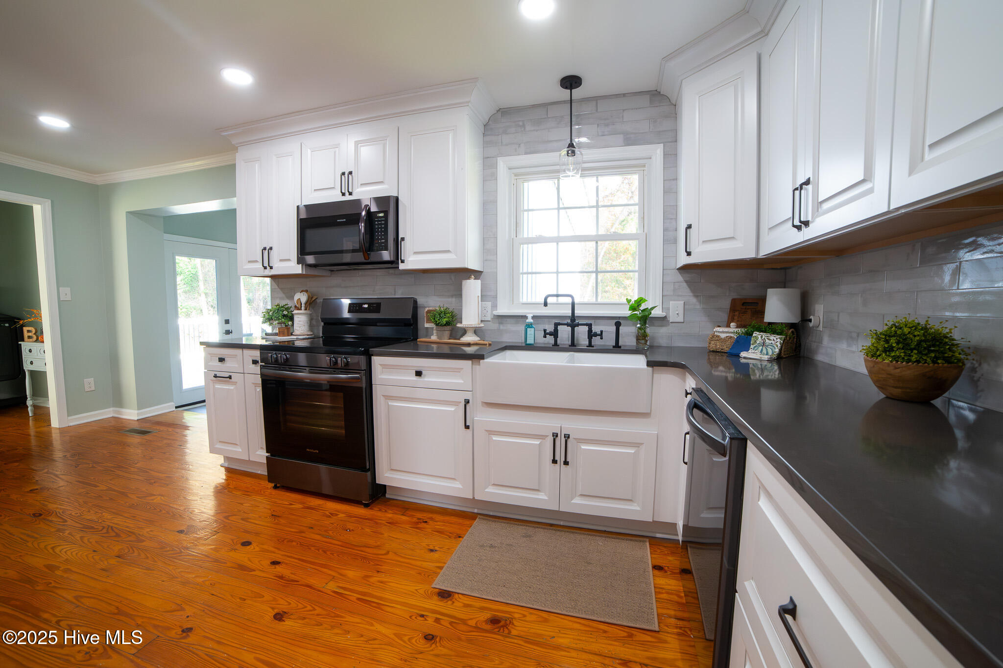 100542481 | Photo 24