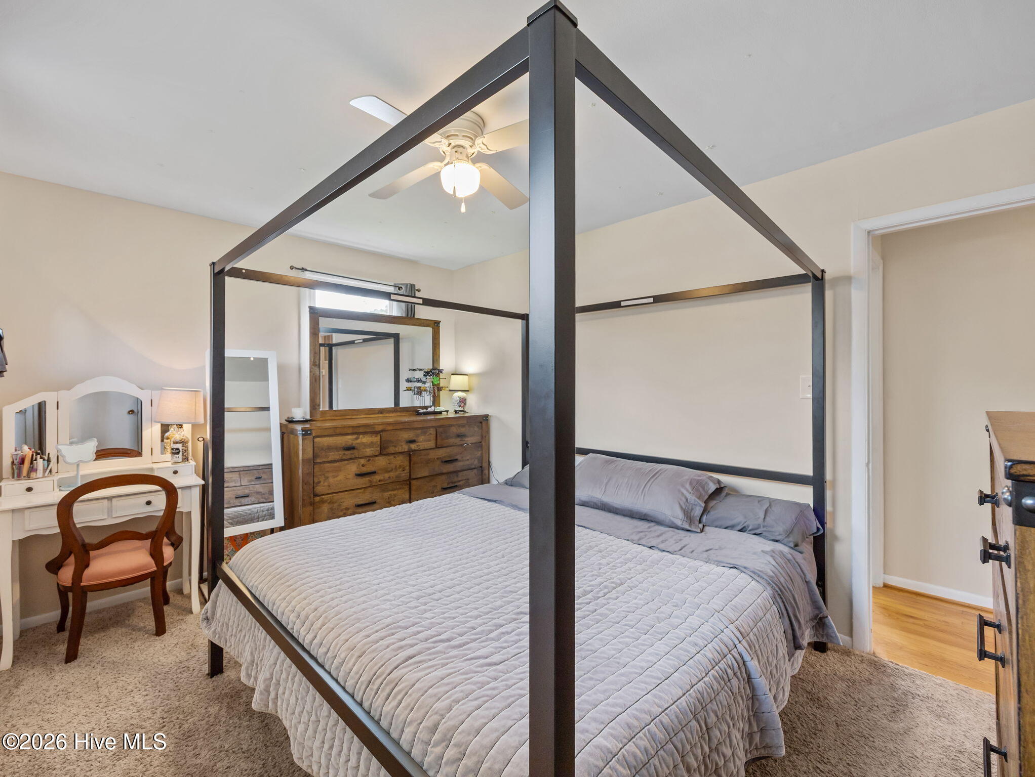 100563100 | Photo 14