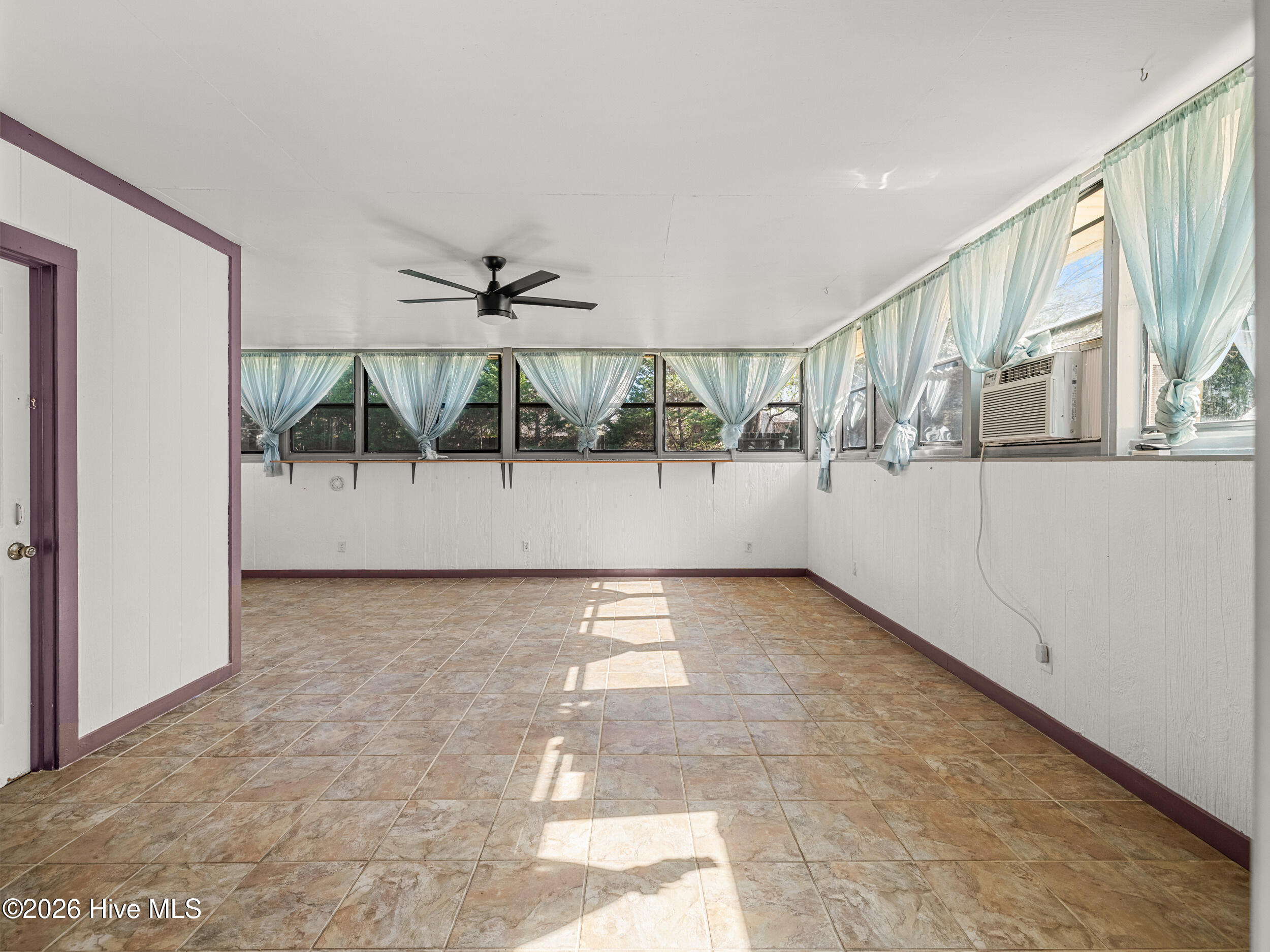 100561743 | Photo 24