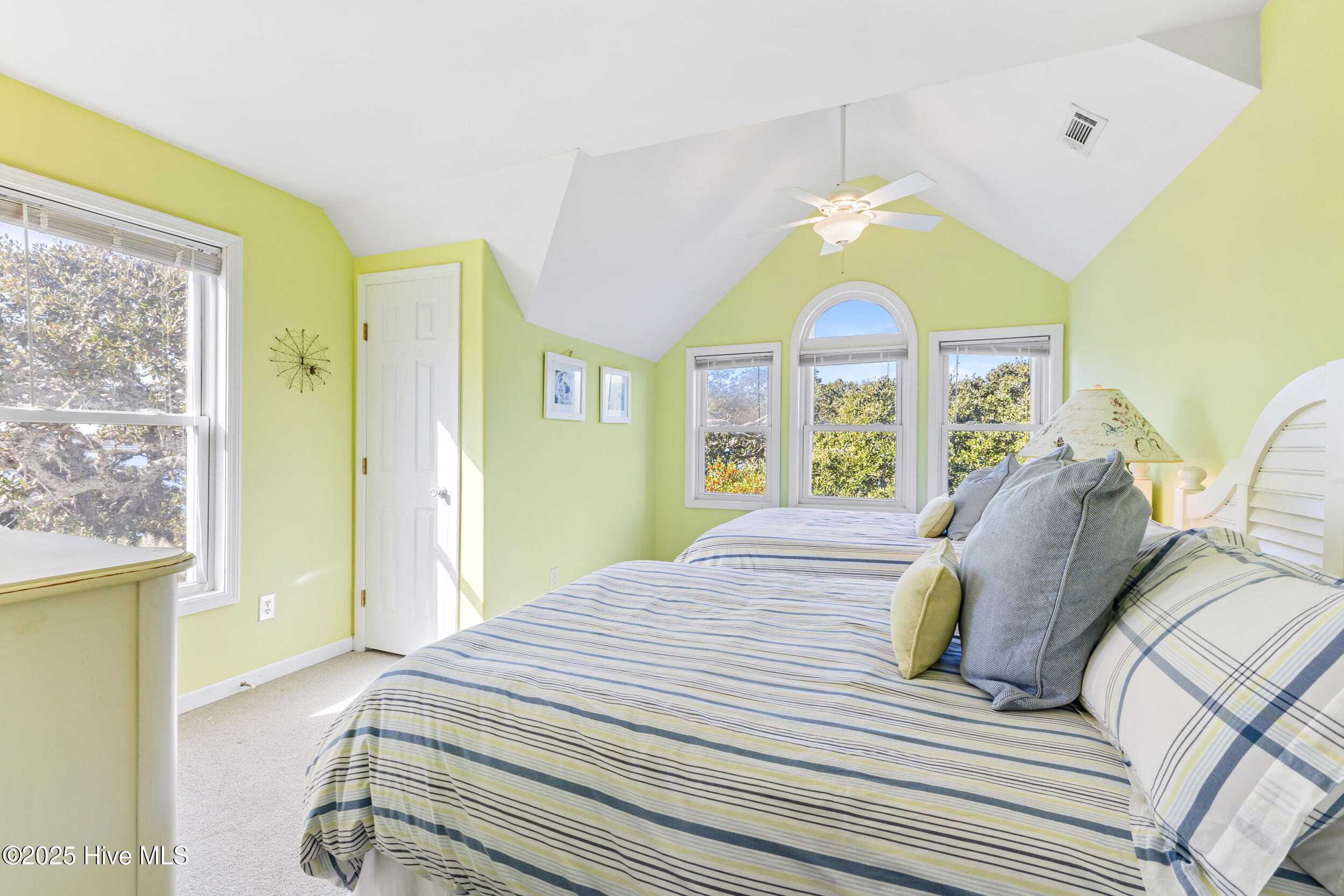 100545417 | Photo 25