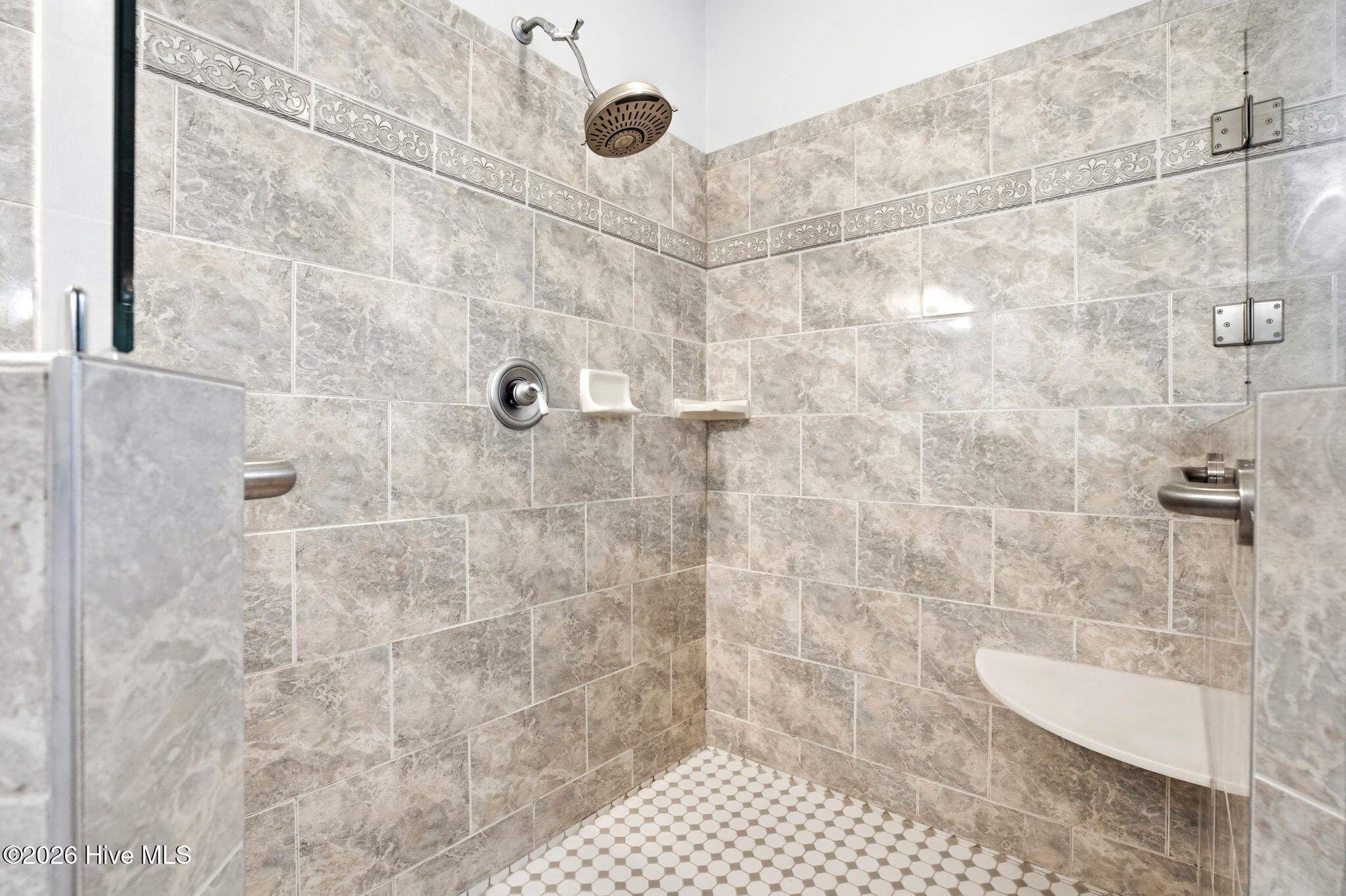 100563594 | Photo 40