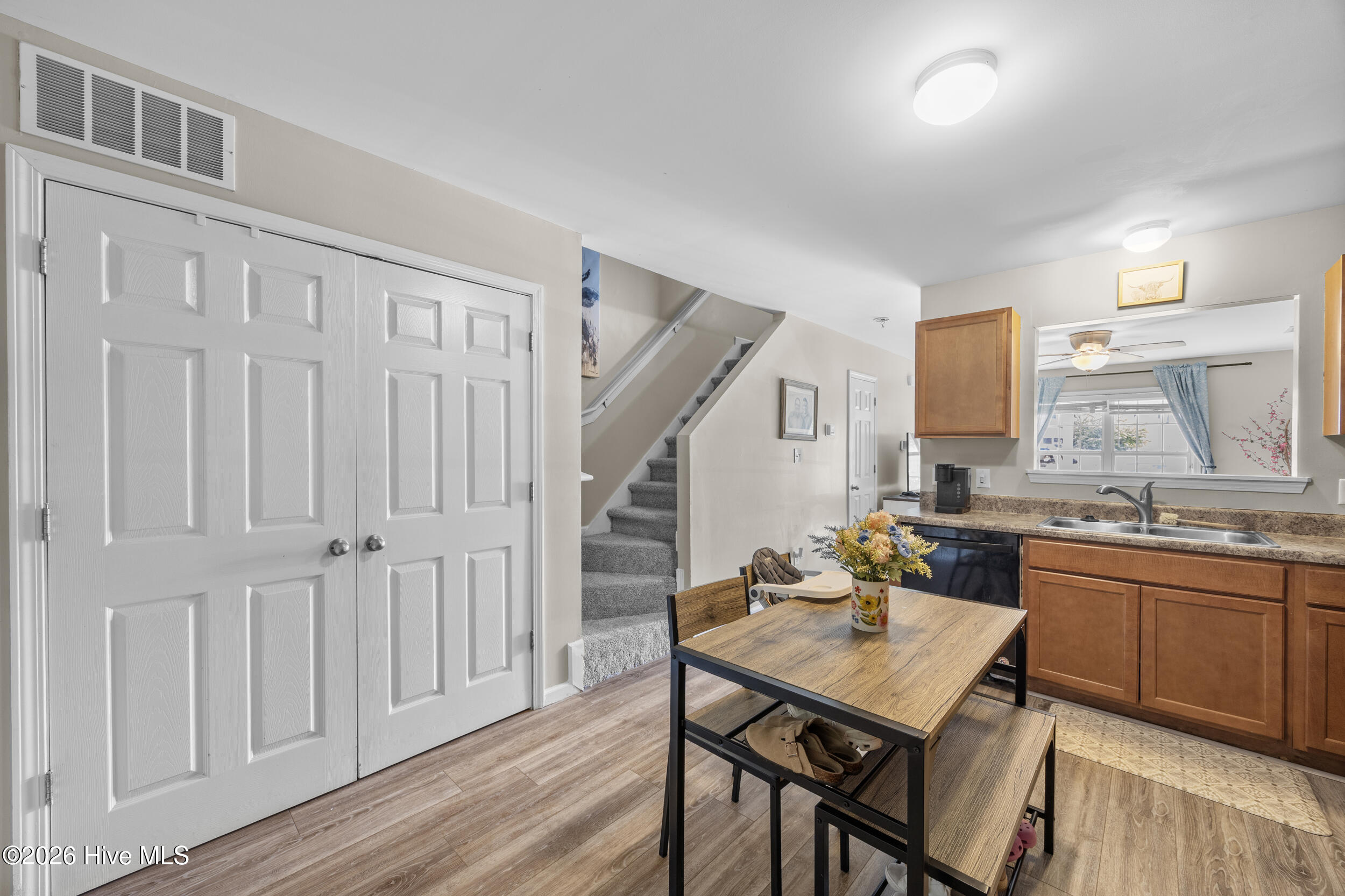 100570282 | Photo 15