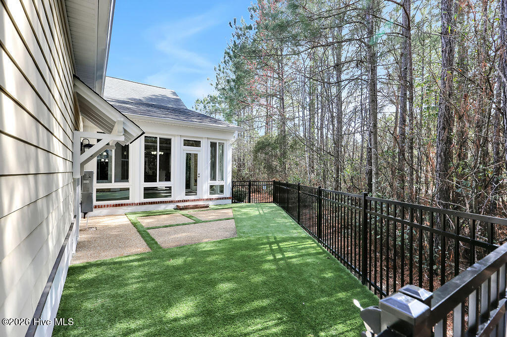 100548295 | Photo 57