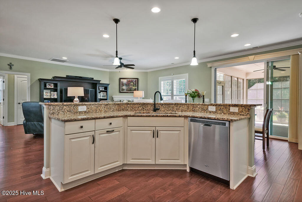 100527649 | Photo 14