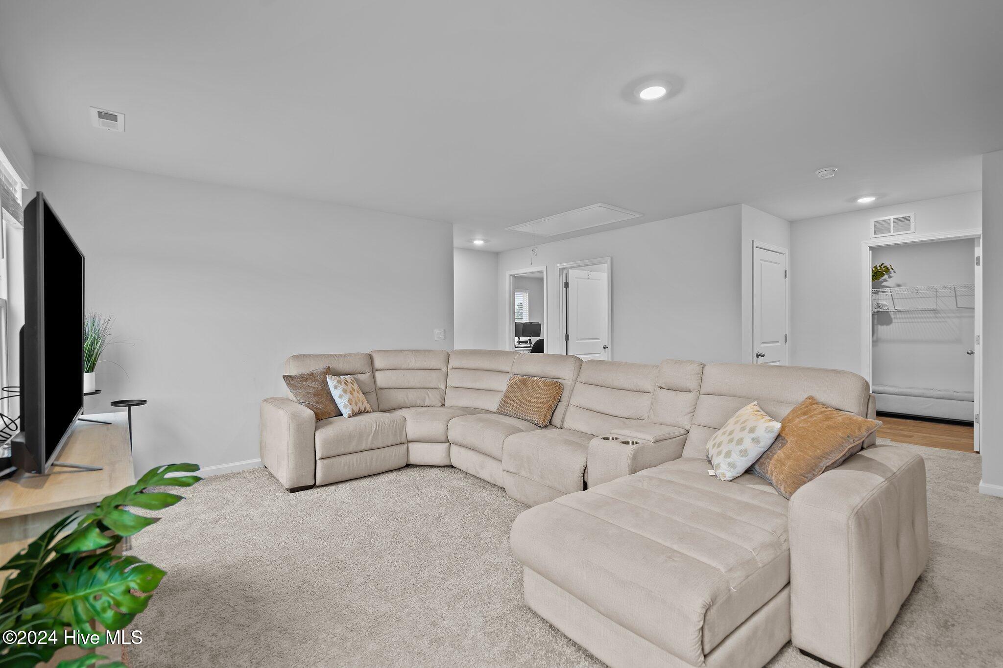 100557266 | Photo 18