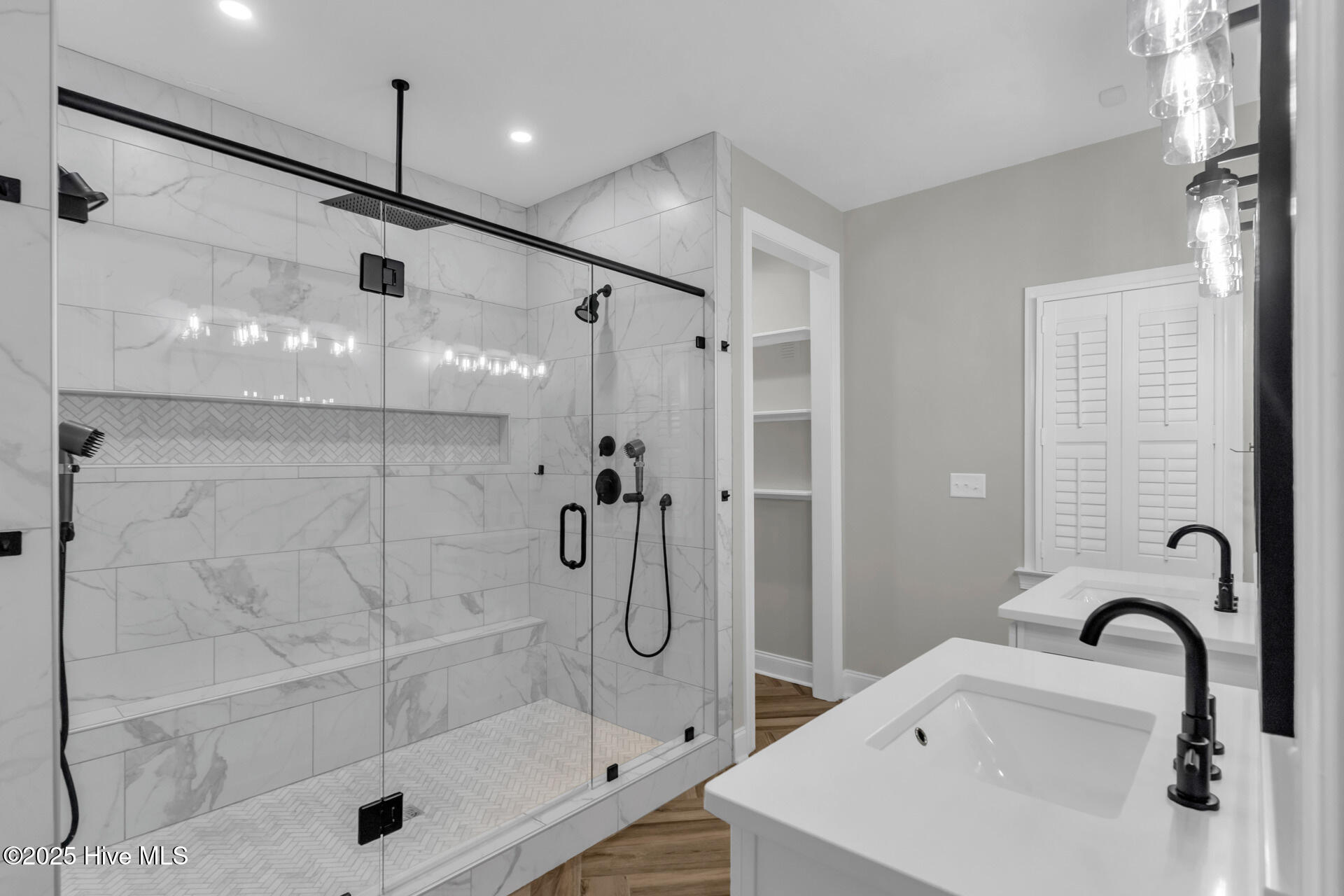 100532167 | Photo 28