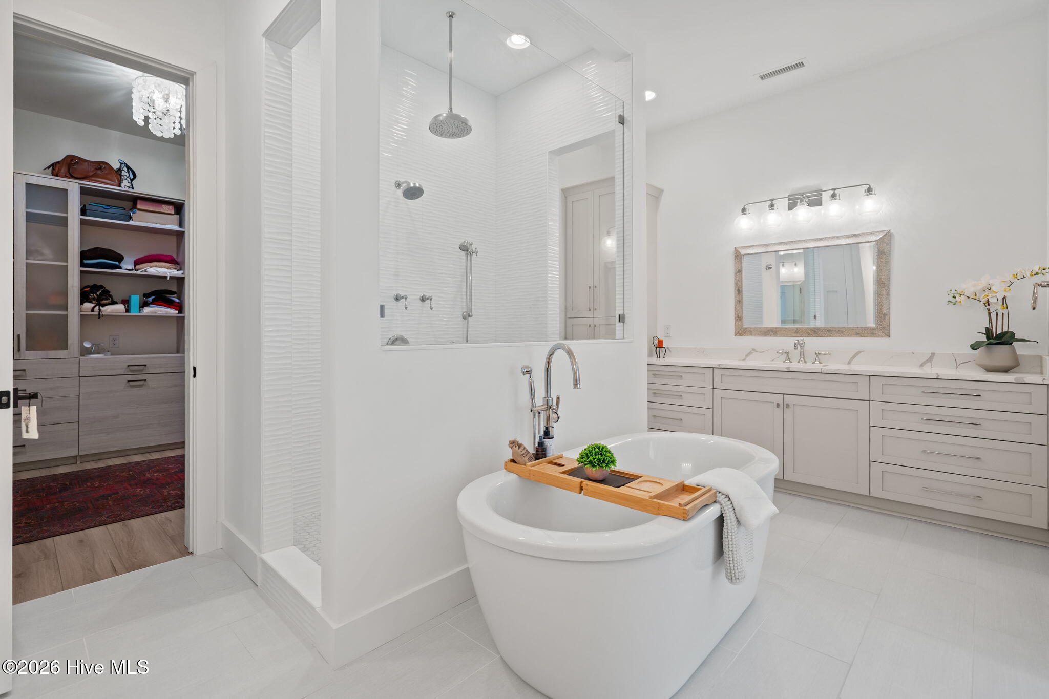 100566934 | Photo 36