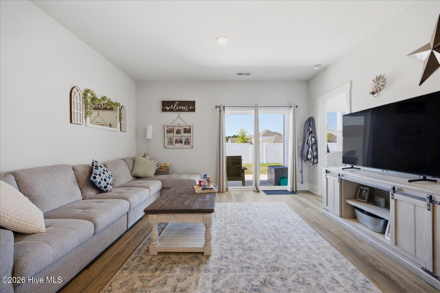 100568001 | Photo 28