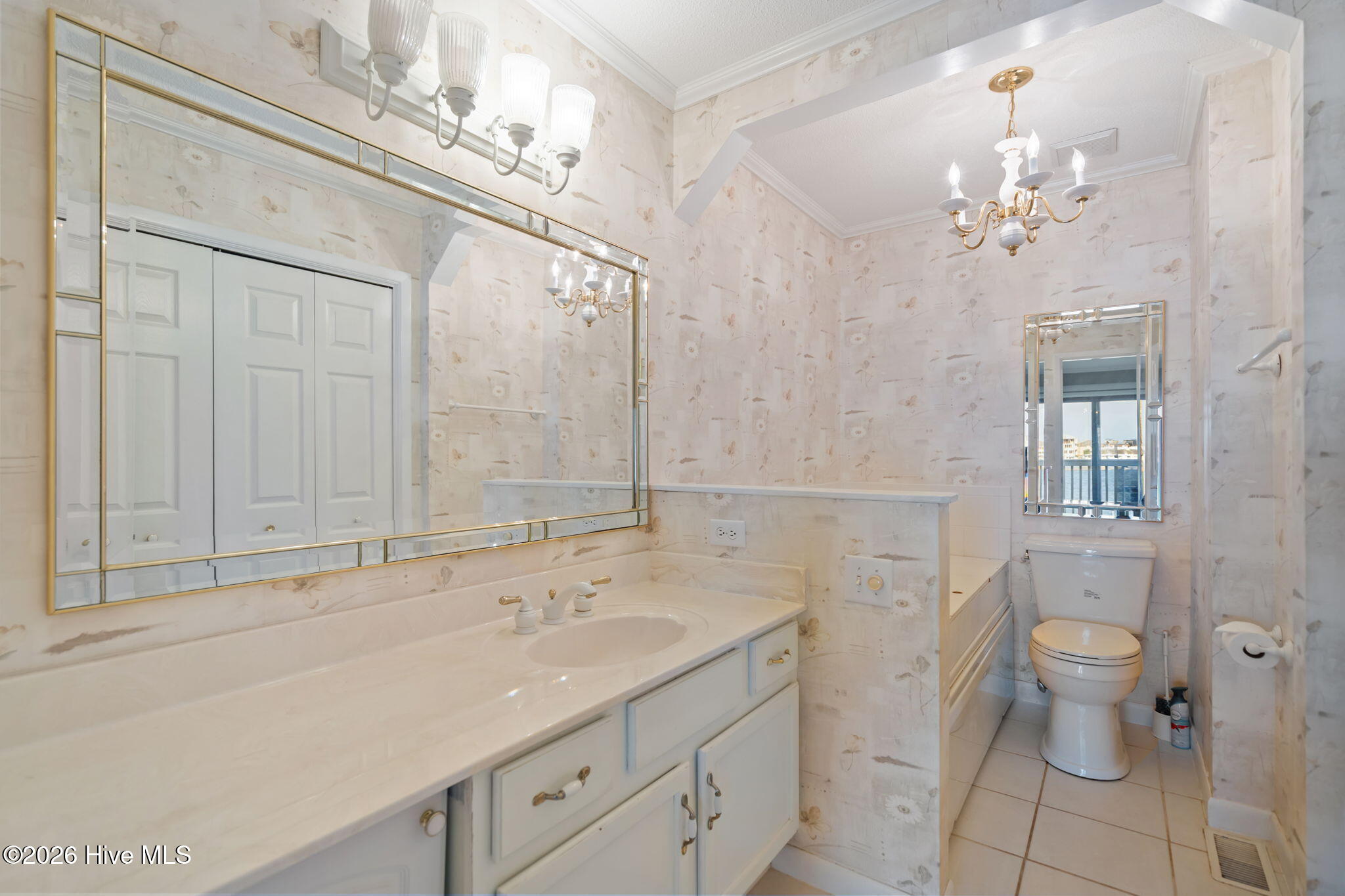 100568499 | Photo 23