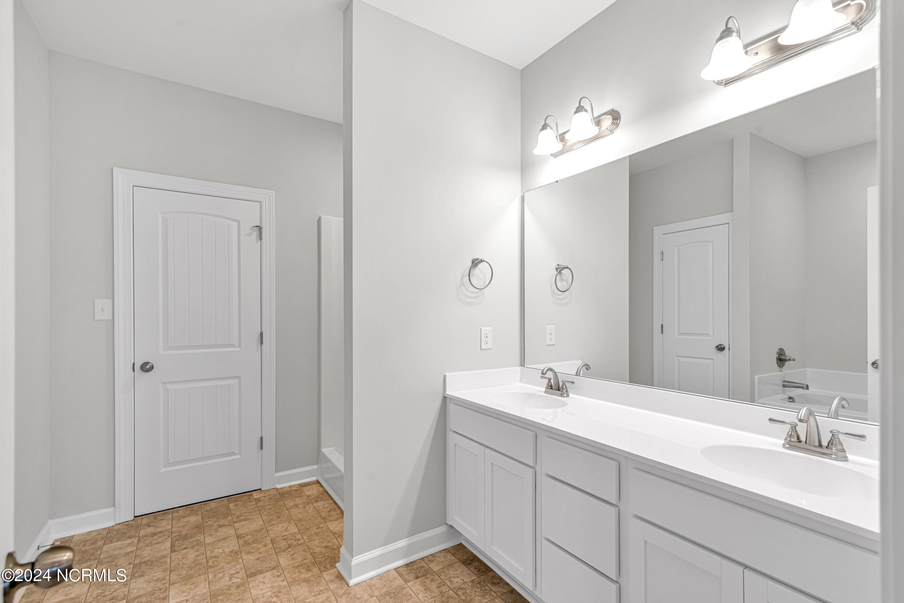 100563428 | Photo 30