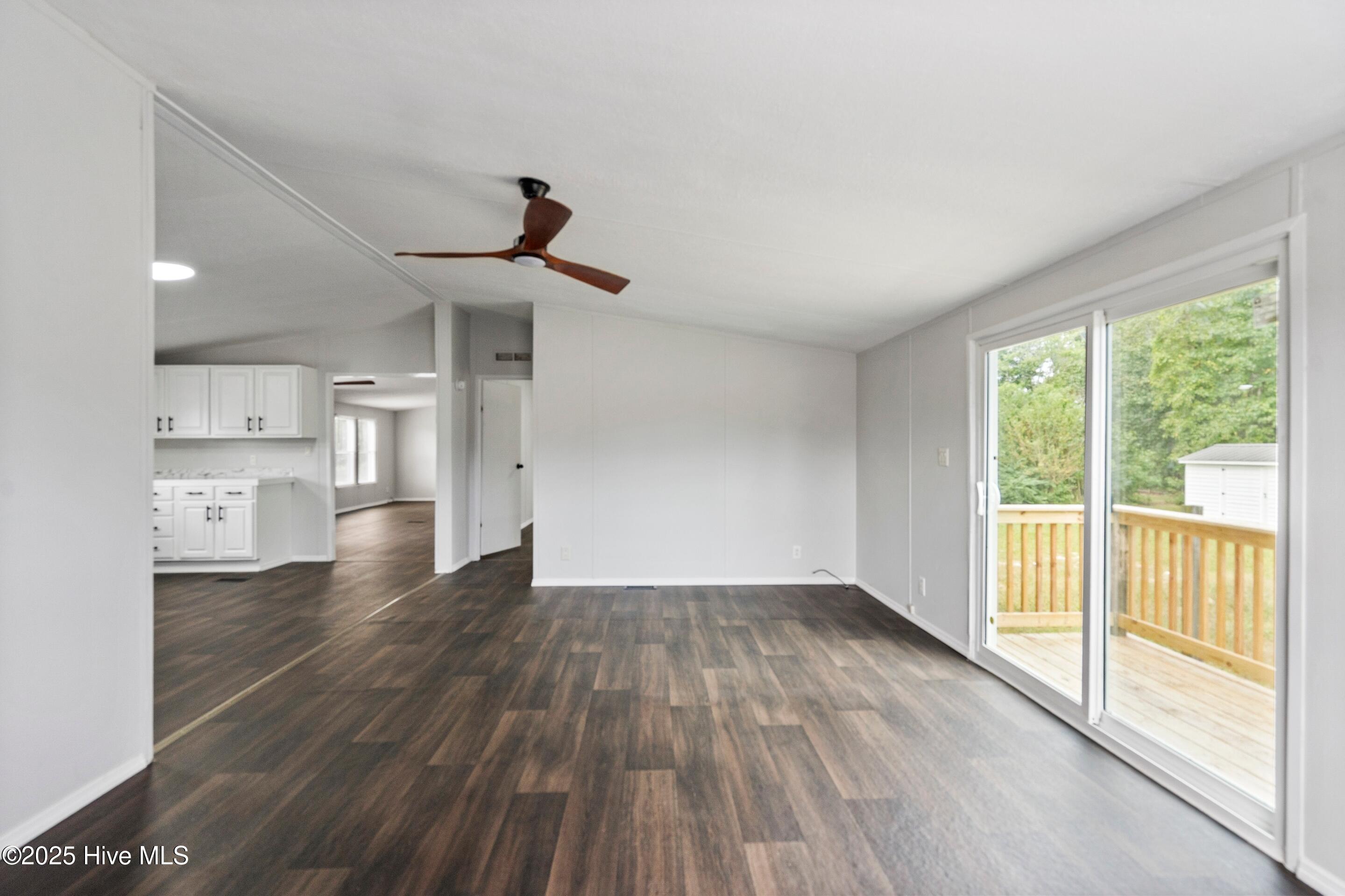 100535614 | Photo 11