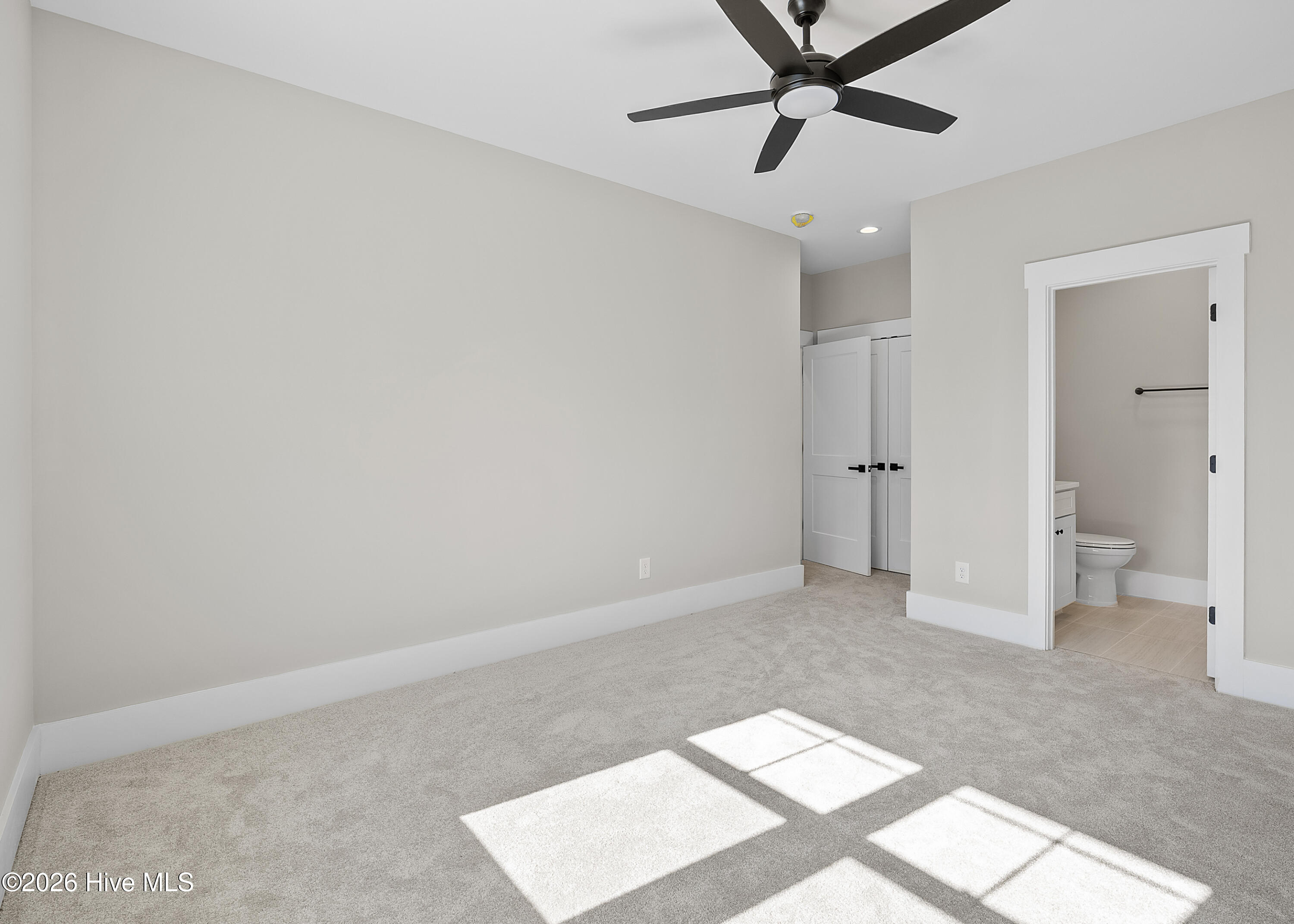 100566286 | Photo 30