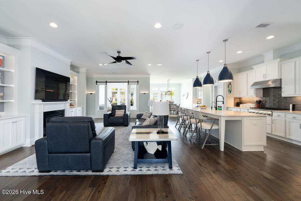 100561843 | Photo 11