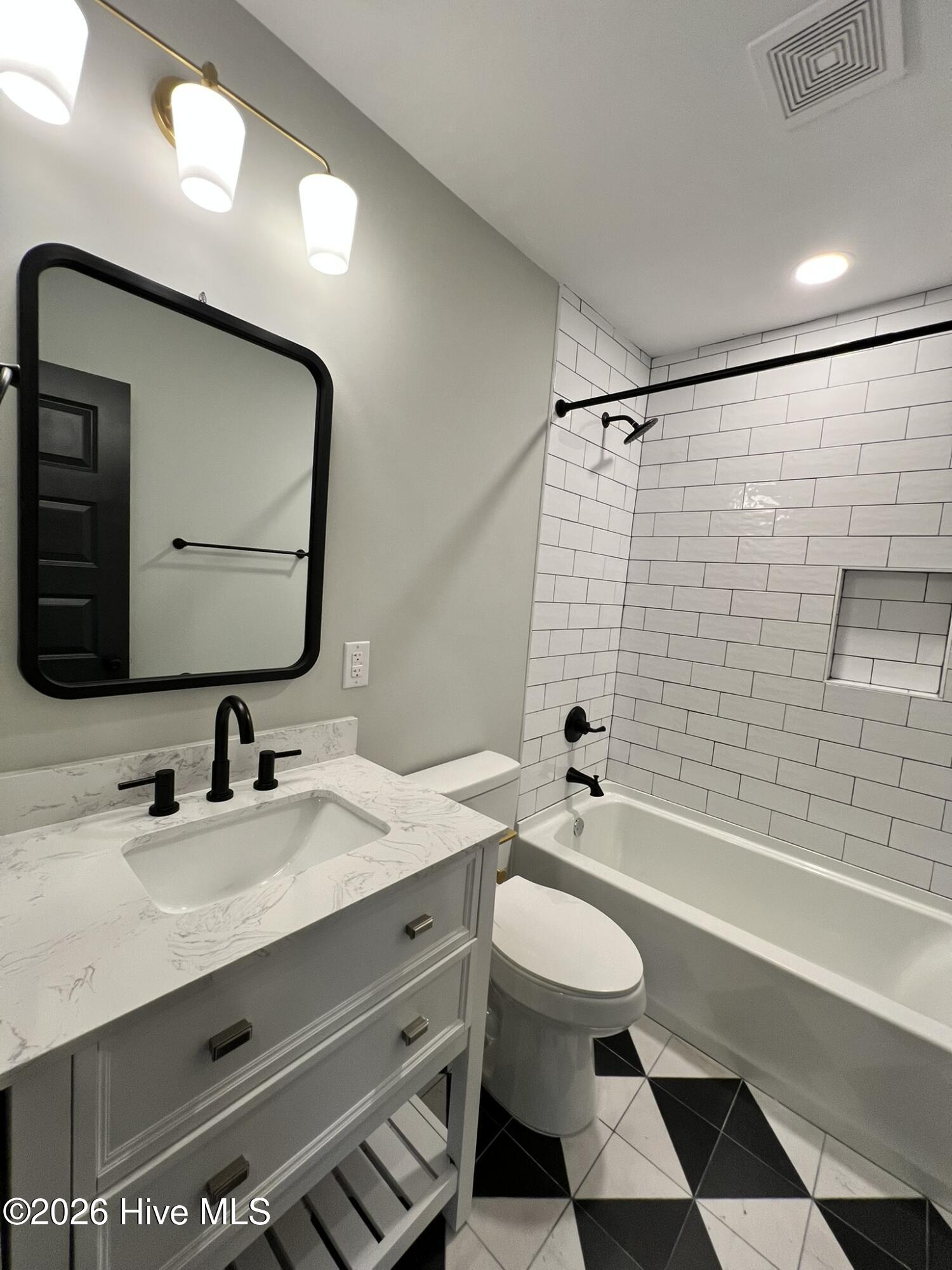 100551800 | Photo 11