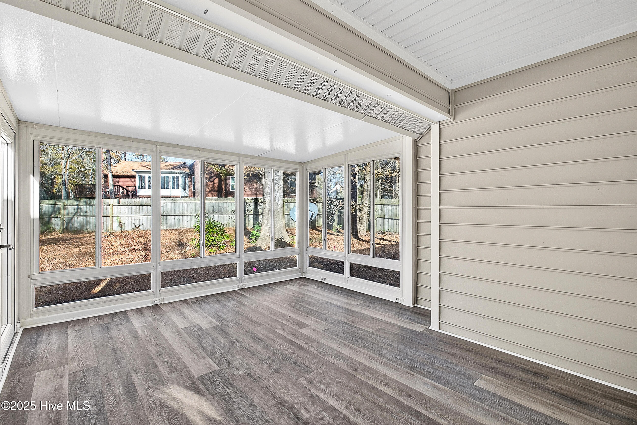 100546283 | Photo 17