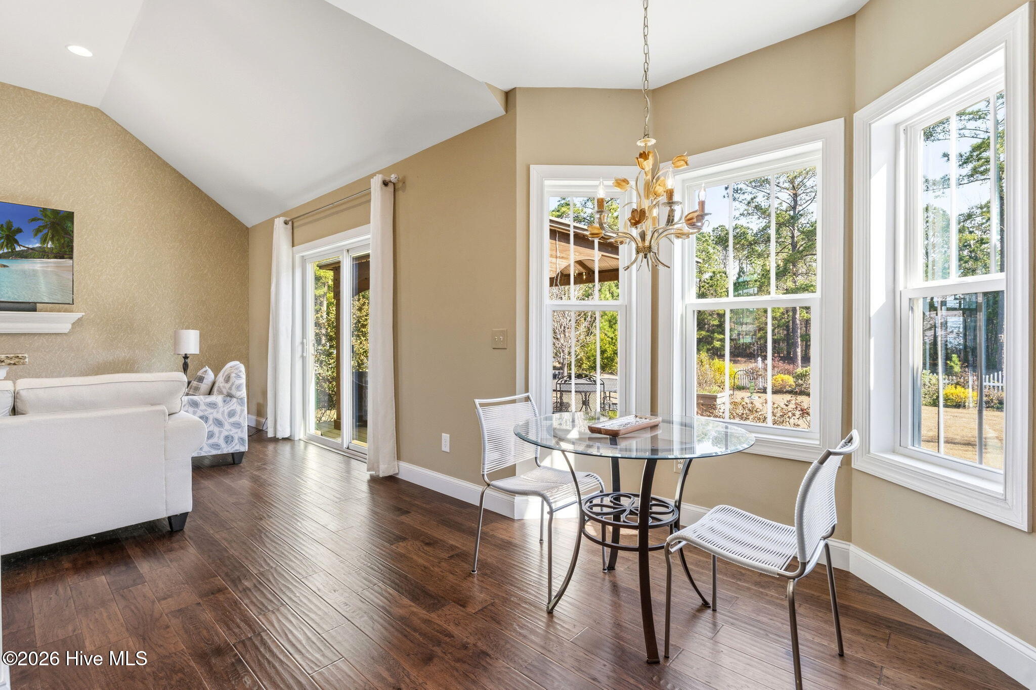 100560327 | Photo 15