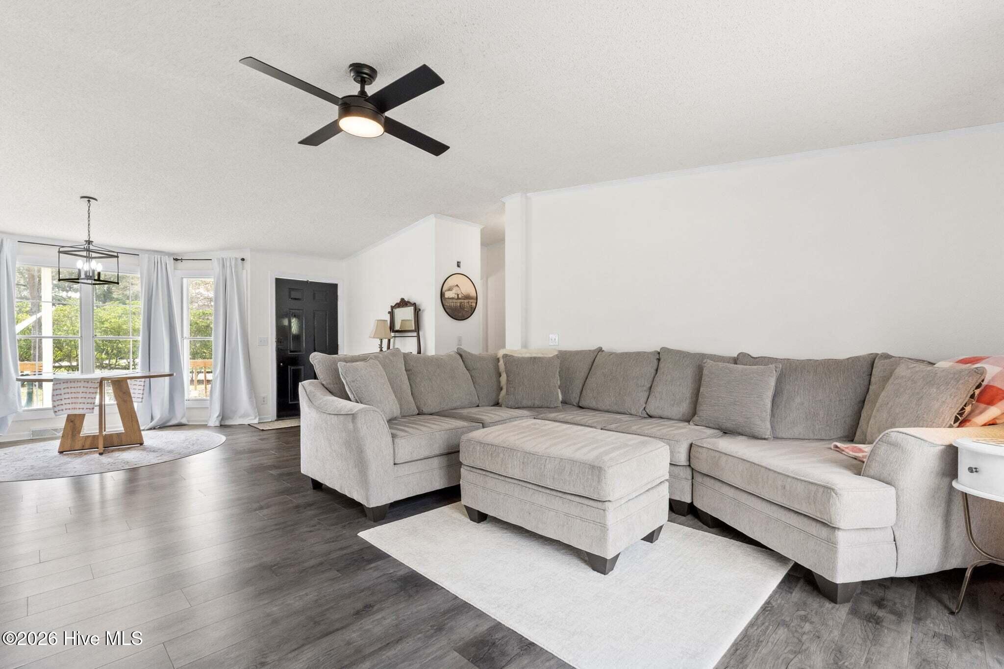 100562957 | Photo 13