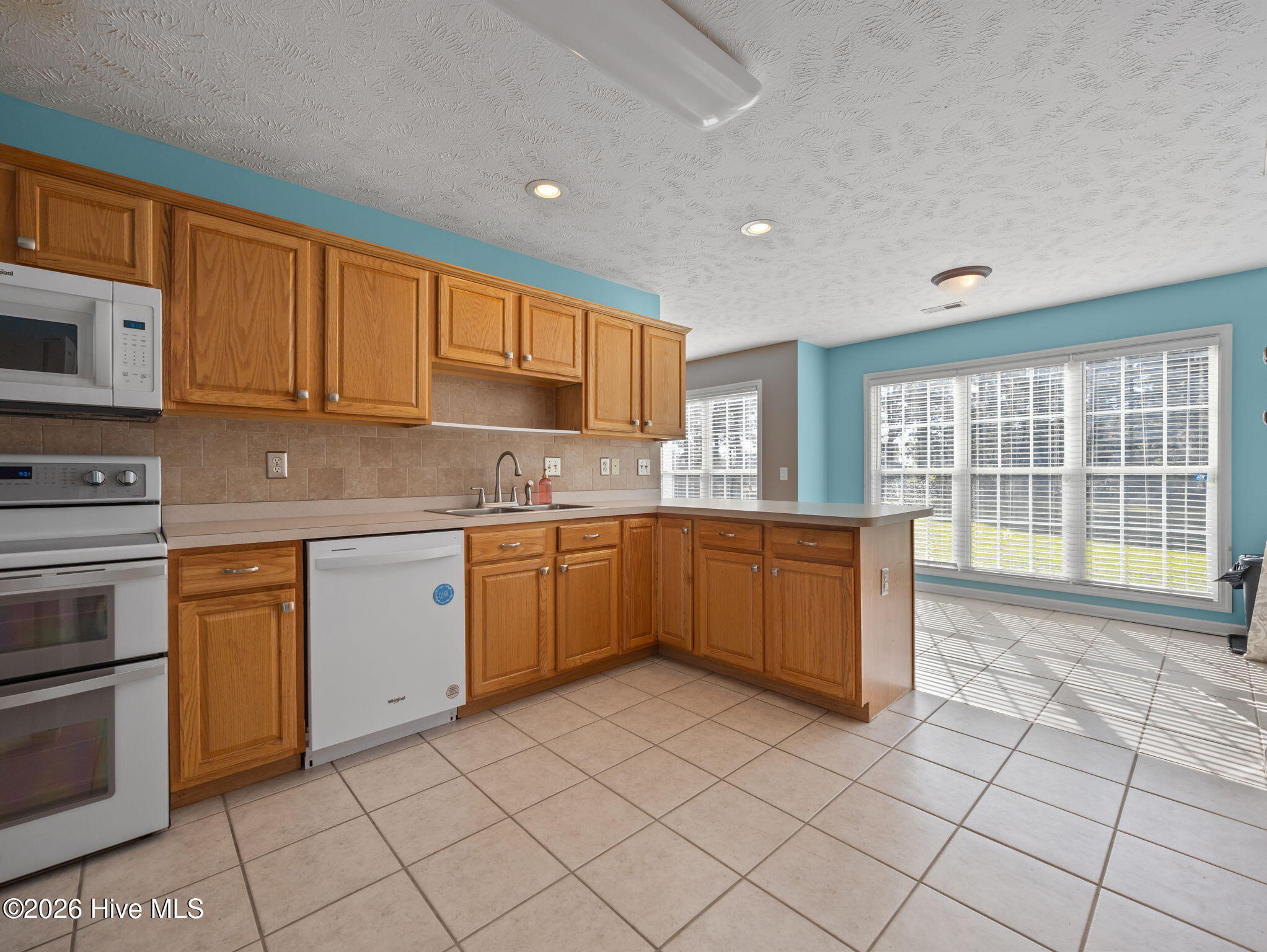 100566788 | Photo 19