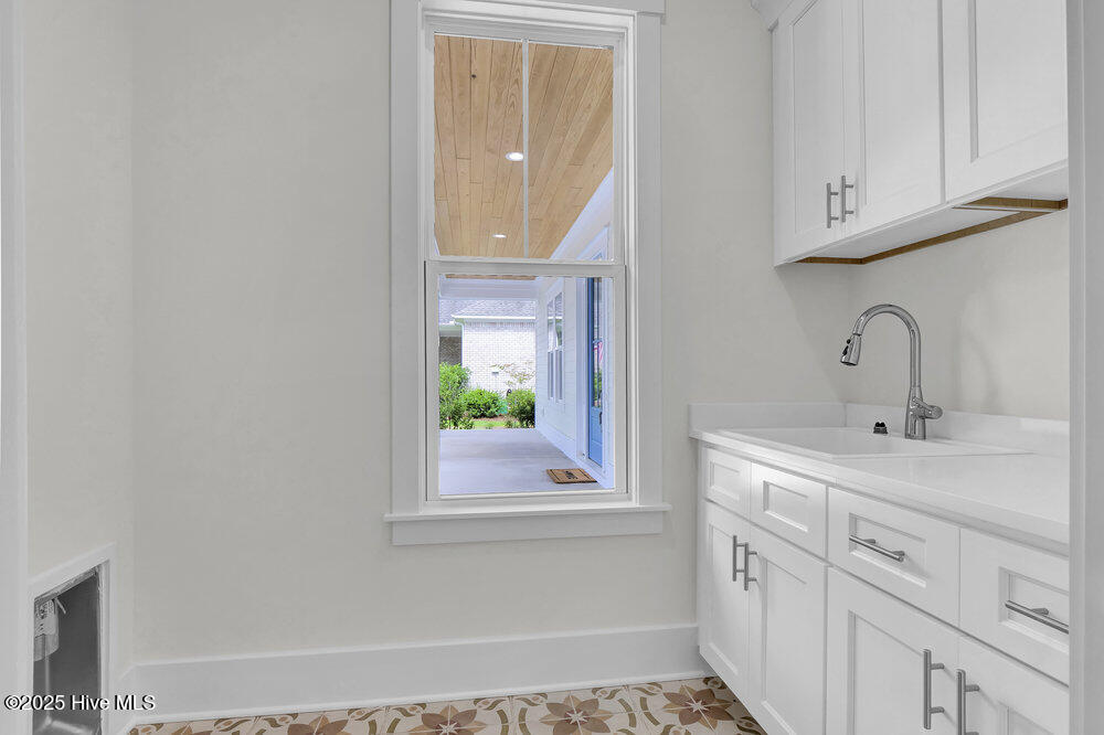 100566055 | Photo 17