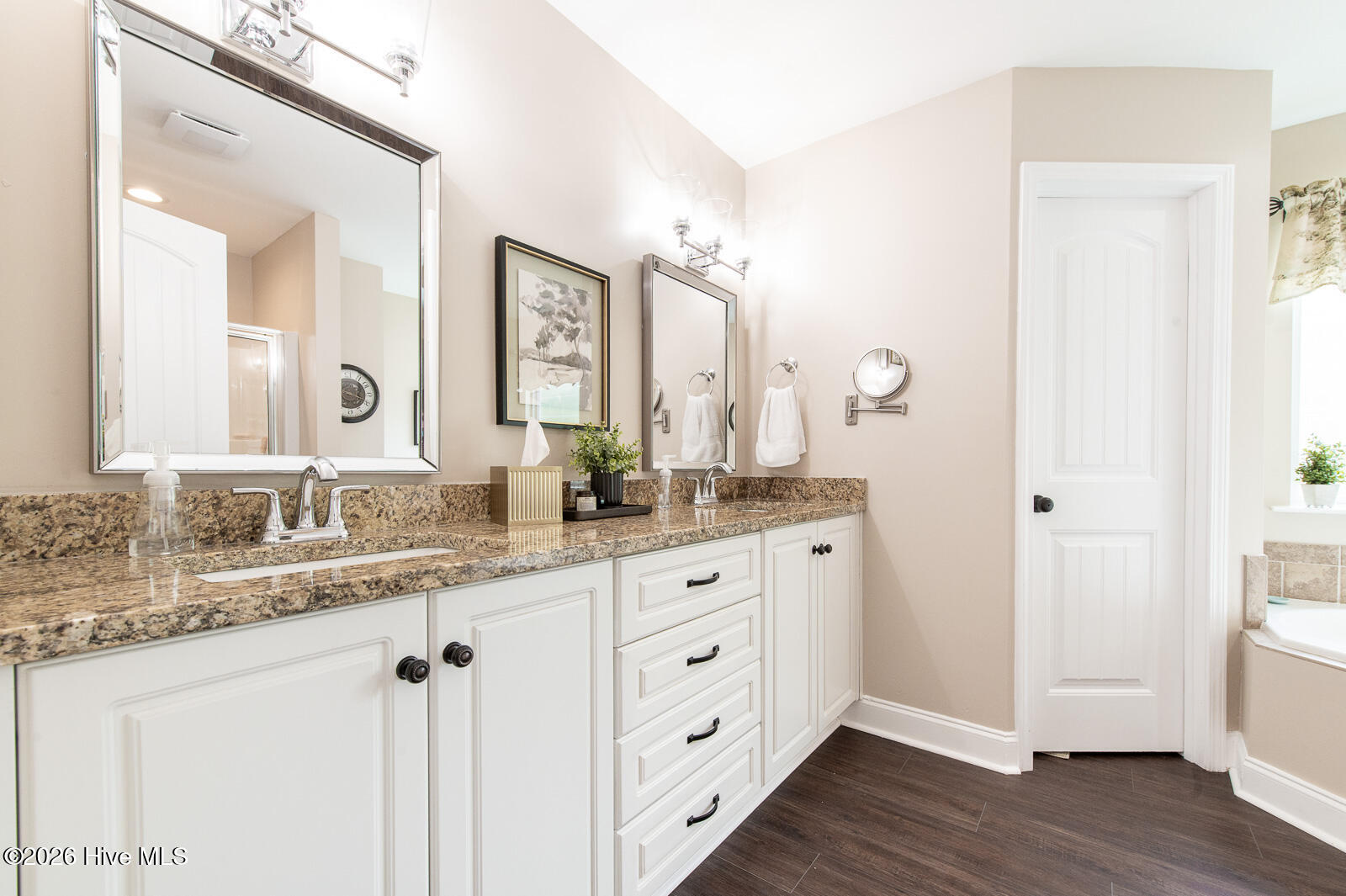 Ensuite with Double Sink Vanity!