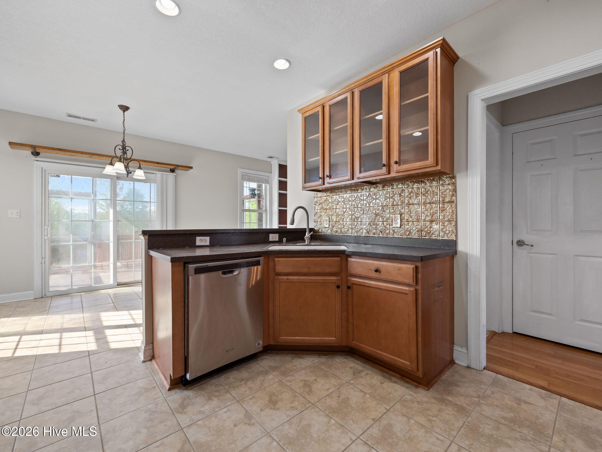 100568078 | Photo 21