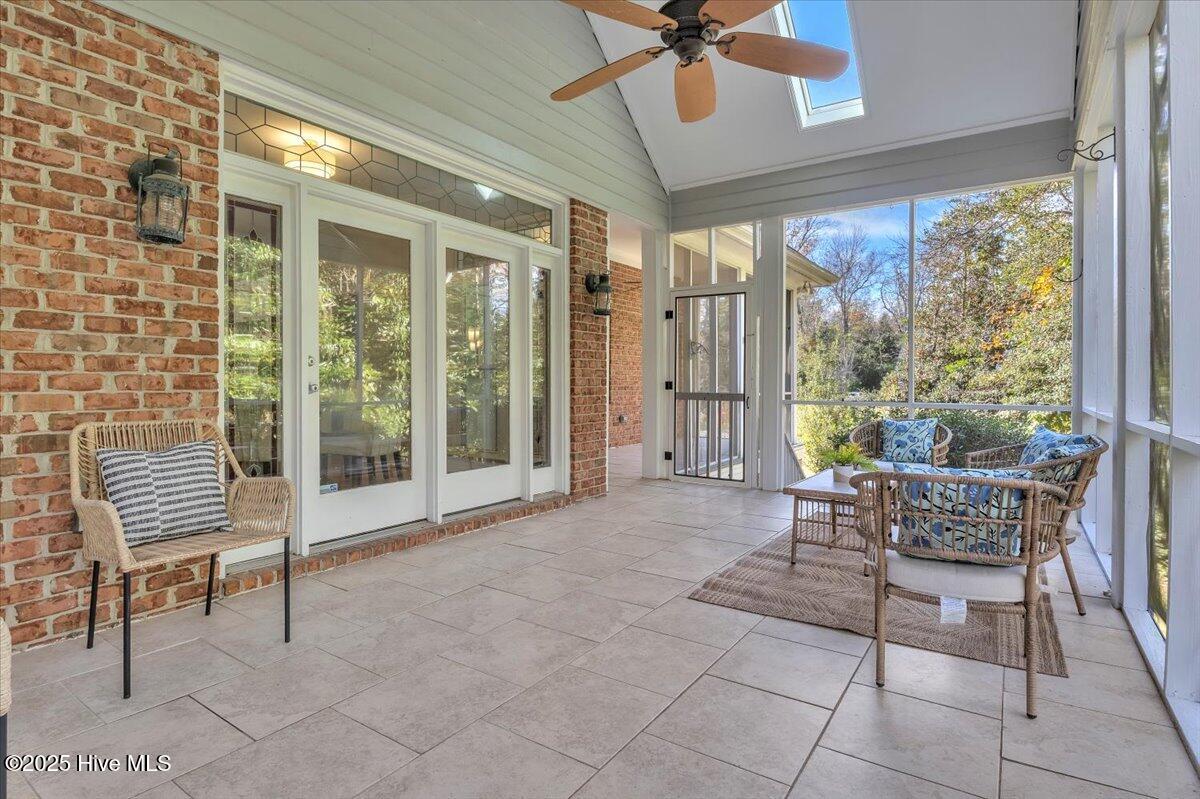 100545058 | Photo 51