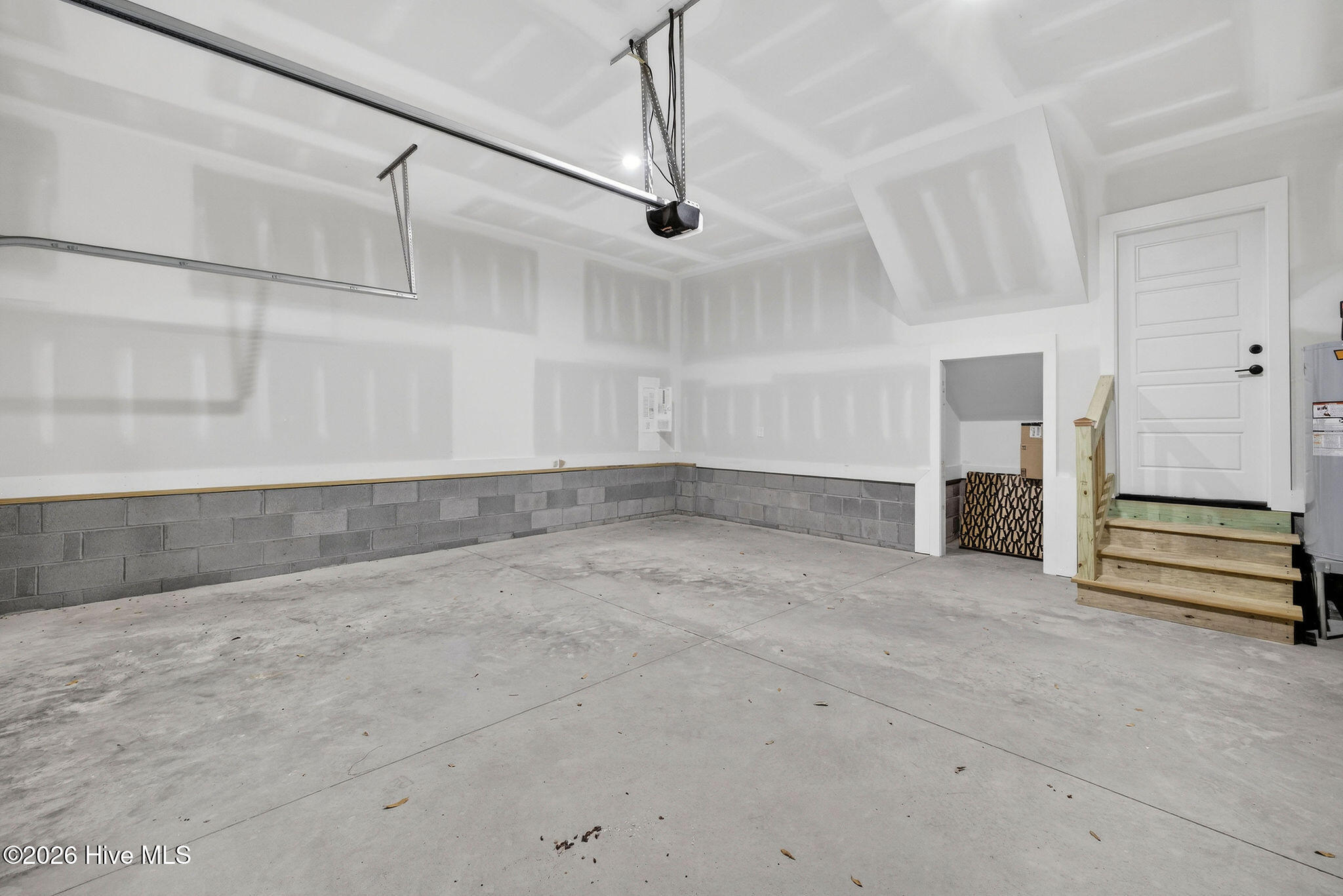 100560917 | Photo 38