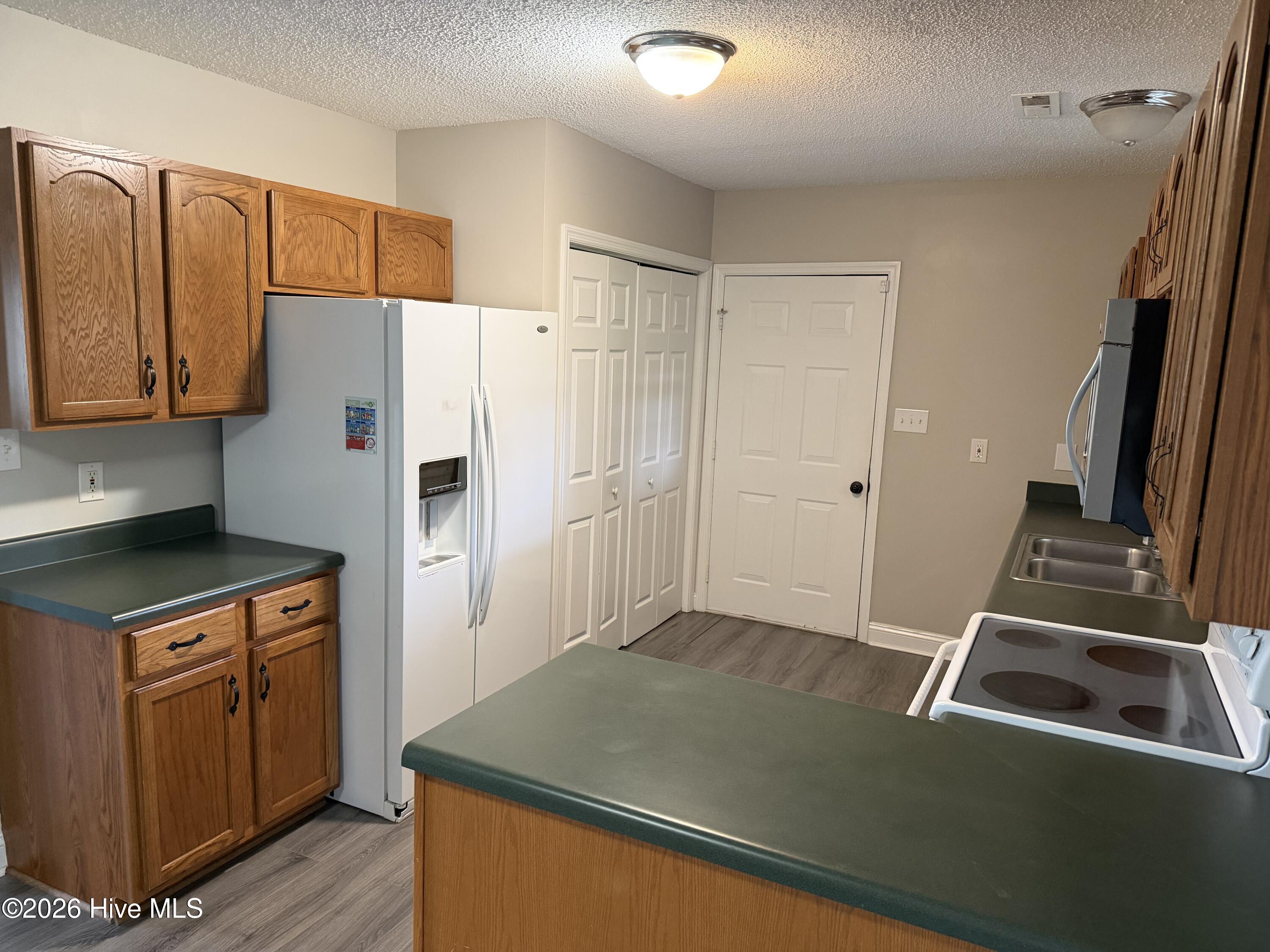100588982 | Photo 8