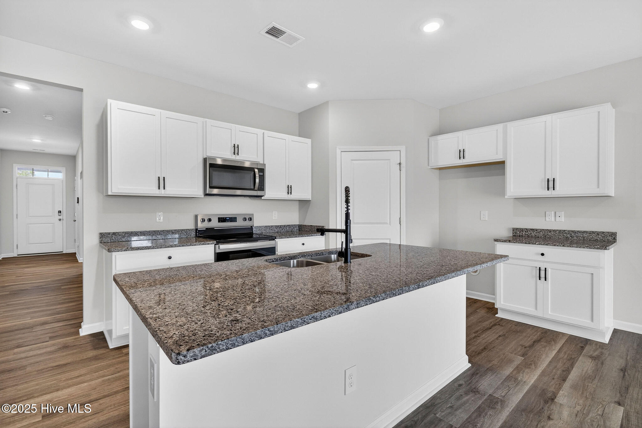 100535108 | Photo 10