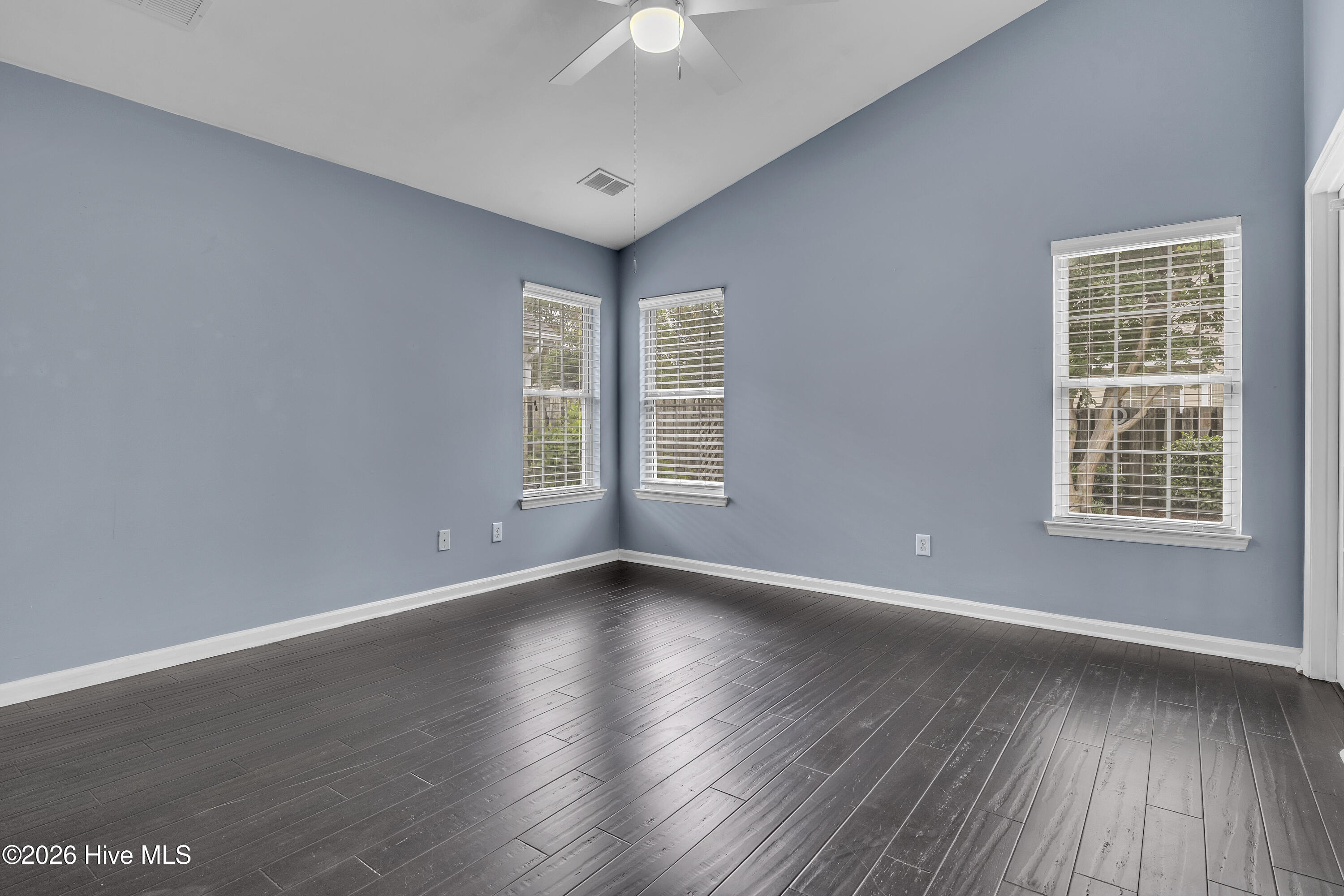 100560677 | Photo 18