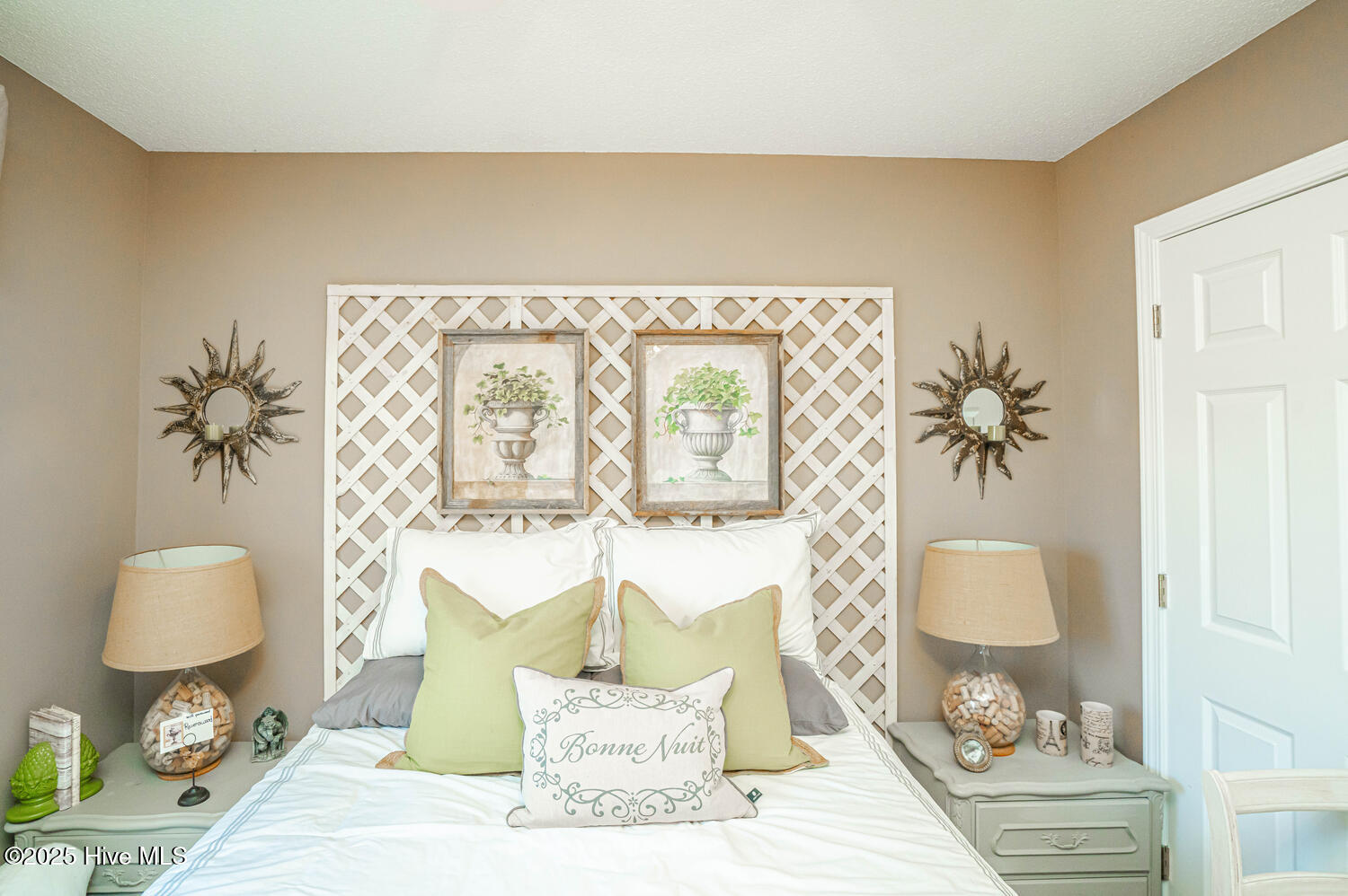 100542303 | Photo 28