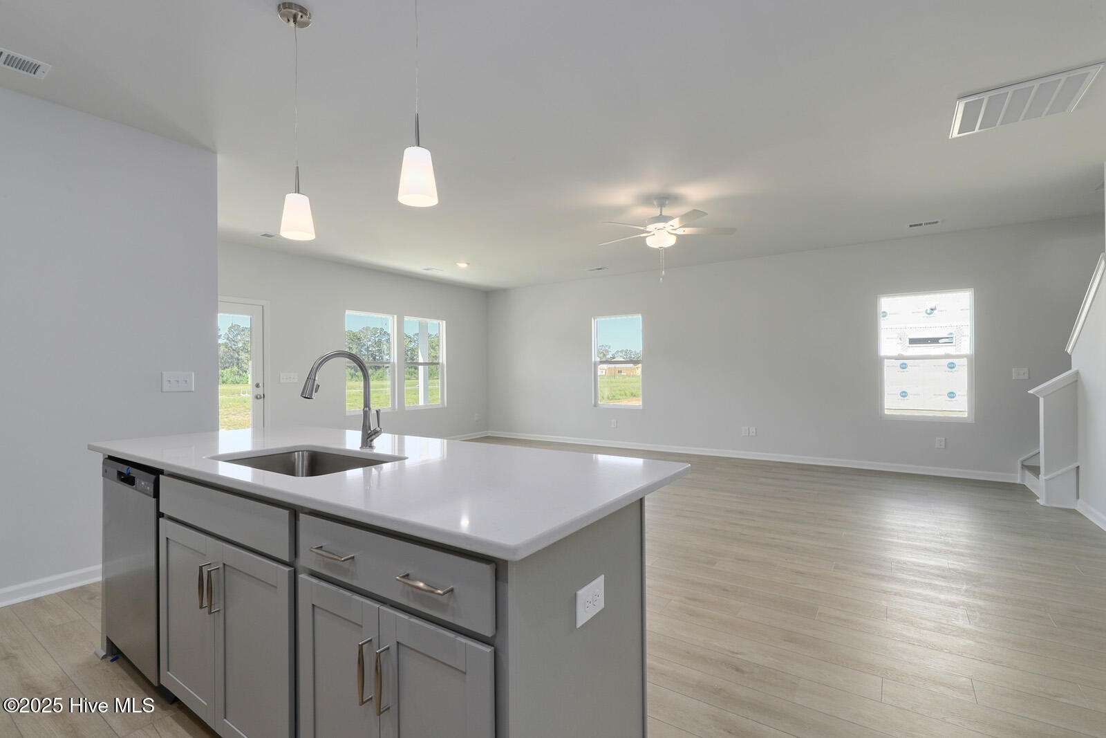 100549689 | Photo 54