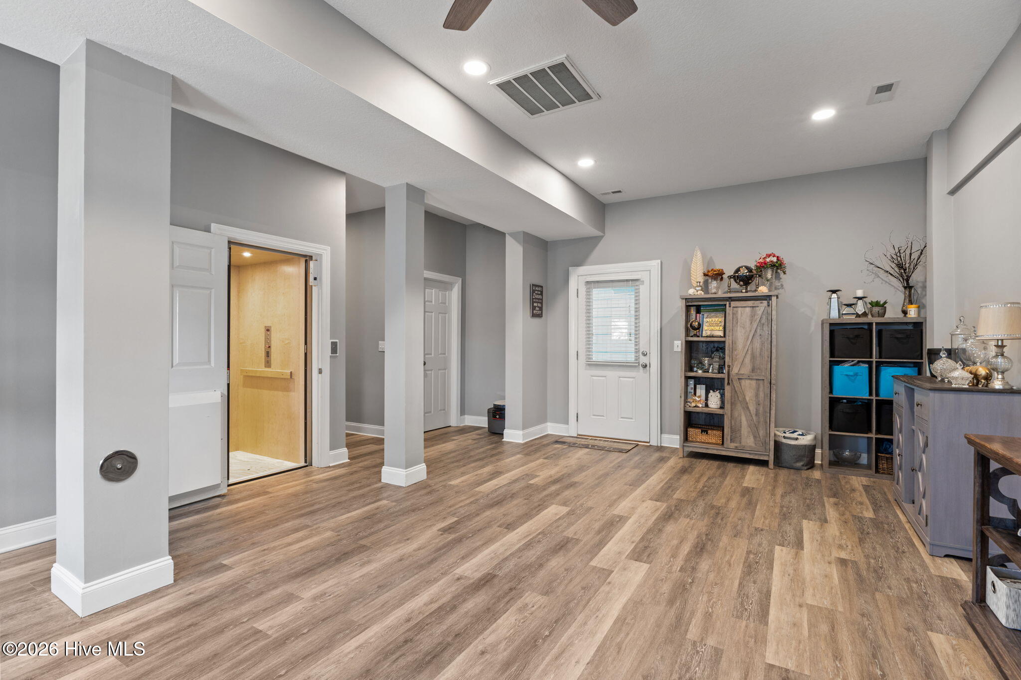 100563180 | Photo 42