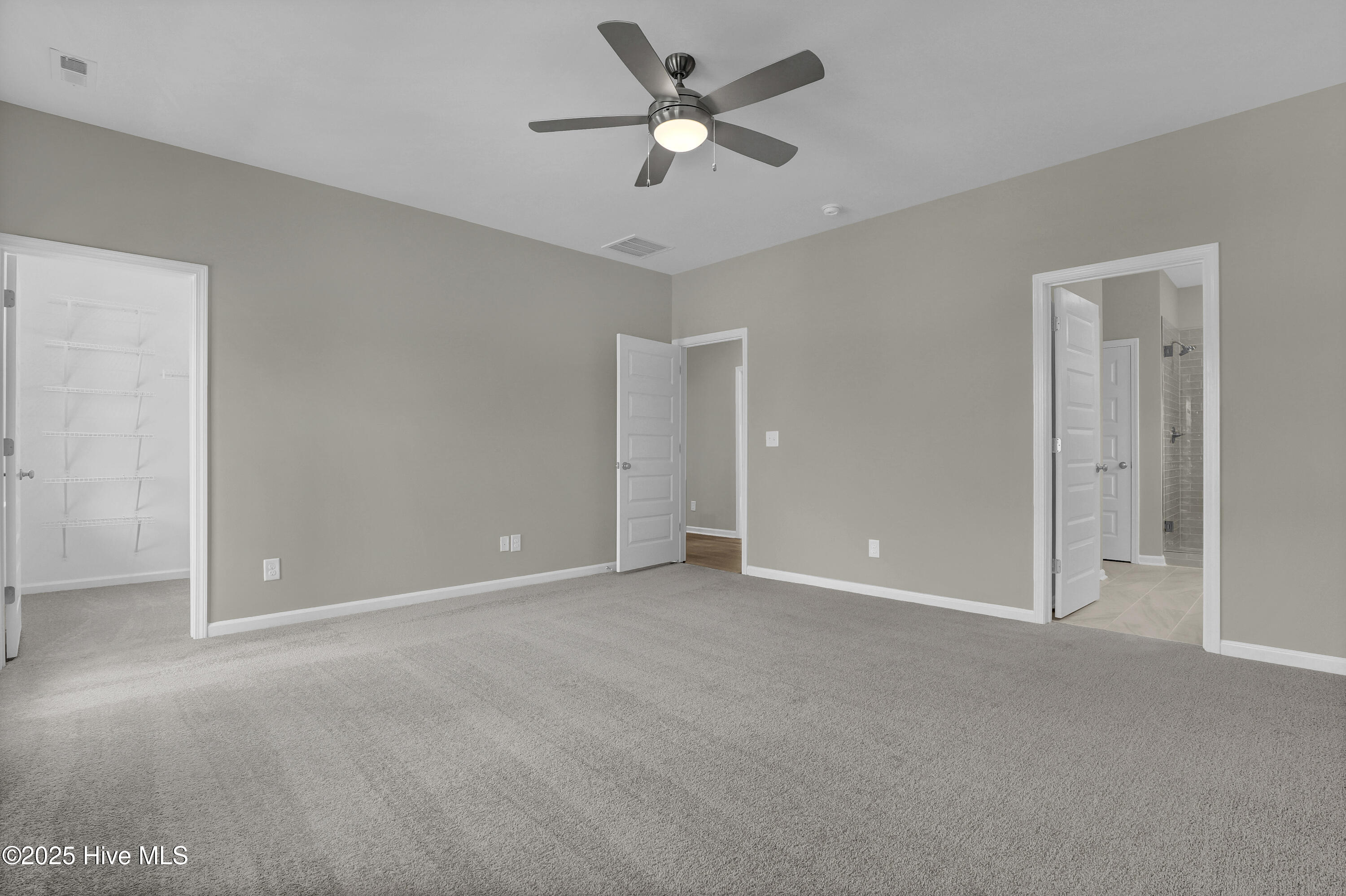 100518189 | Photo 16