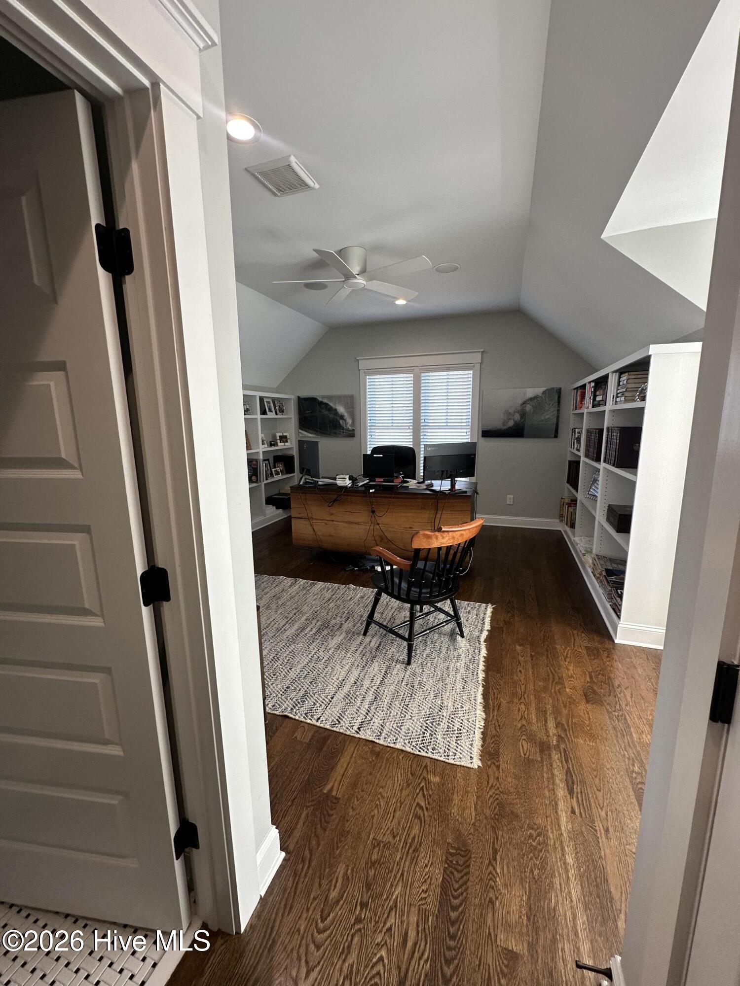 100562108 | Photo 38