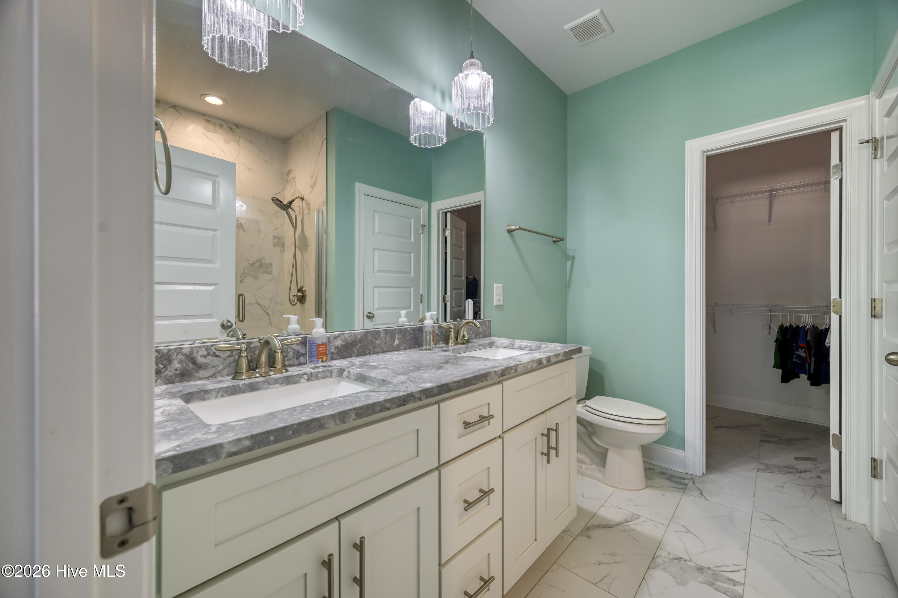 100569284 | Photo 27