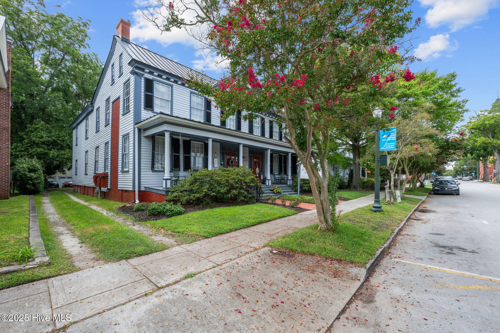 Homes for sale in New Bern, NC | 215 Pollock St, New Bern, NC 28560 | MLS# 100527718