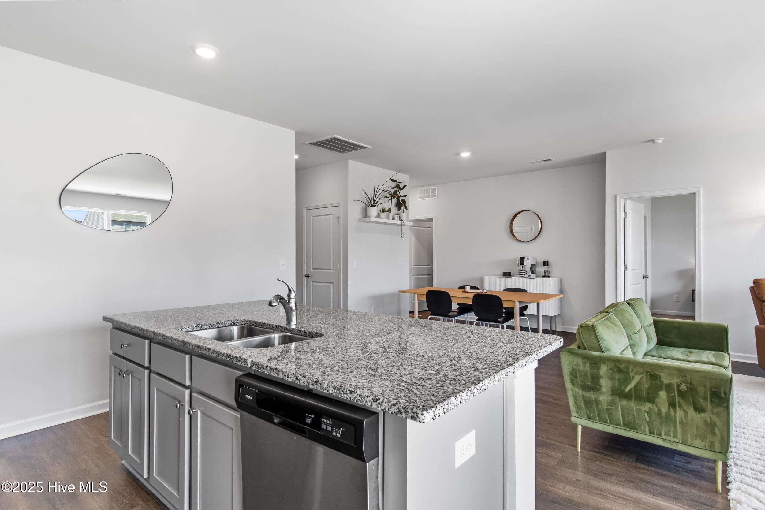 100535105 | Photo 19