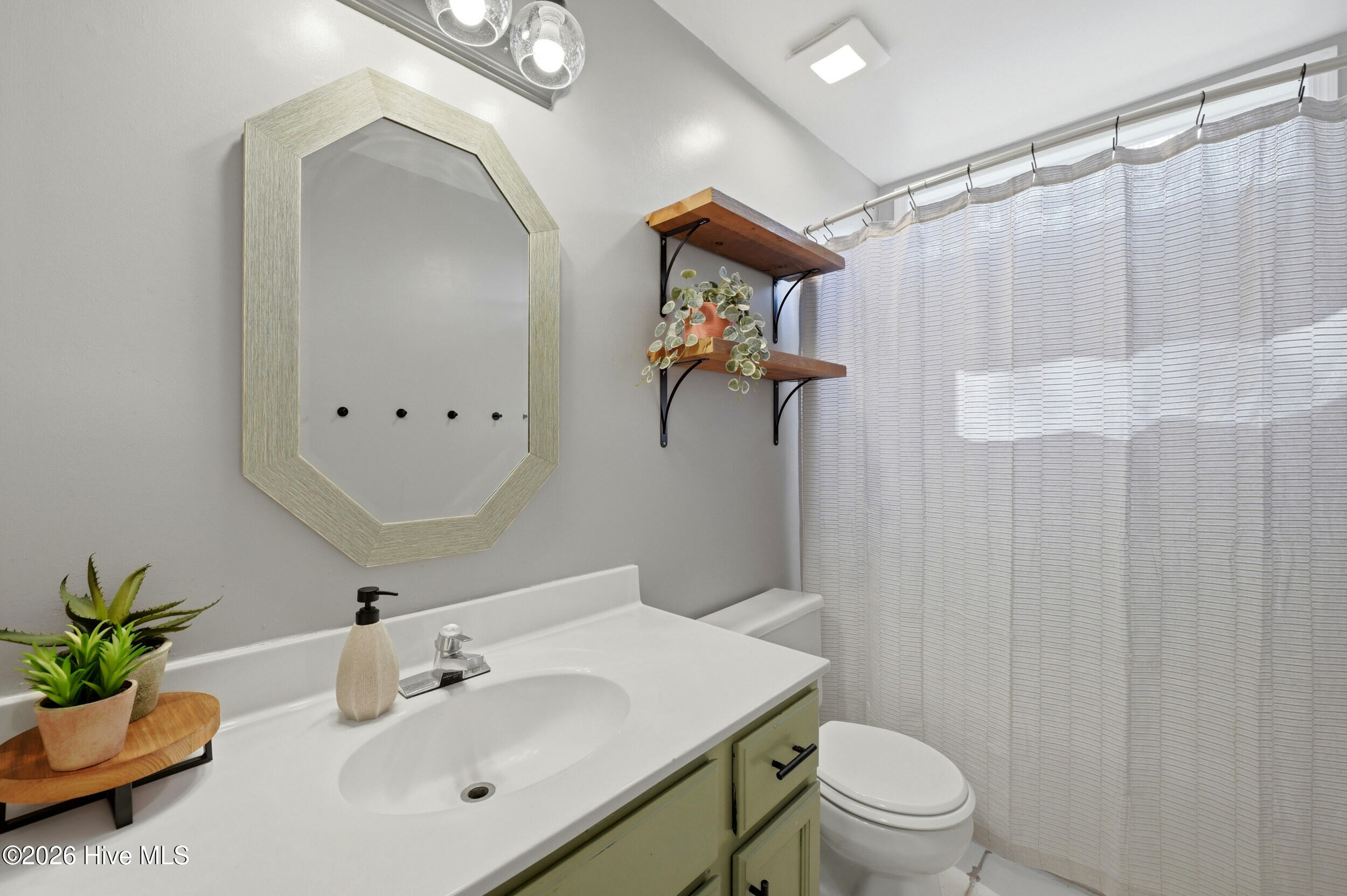 100559678 | Photo 26